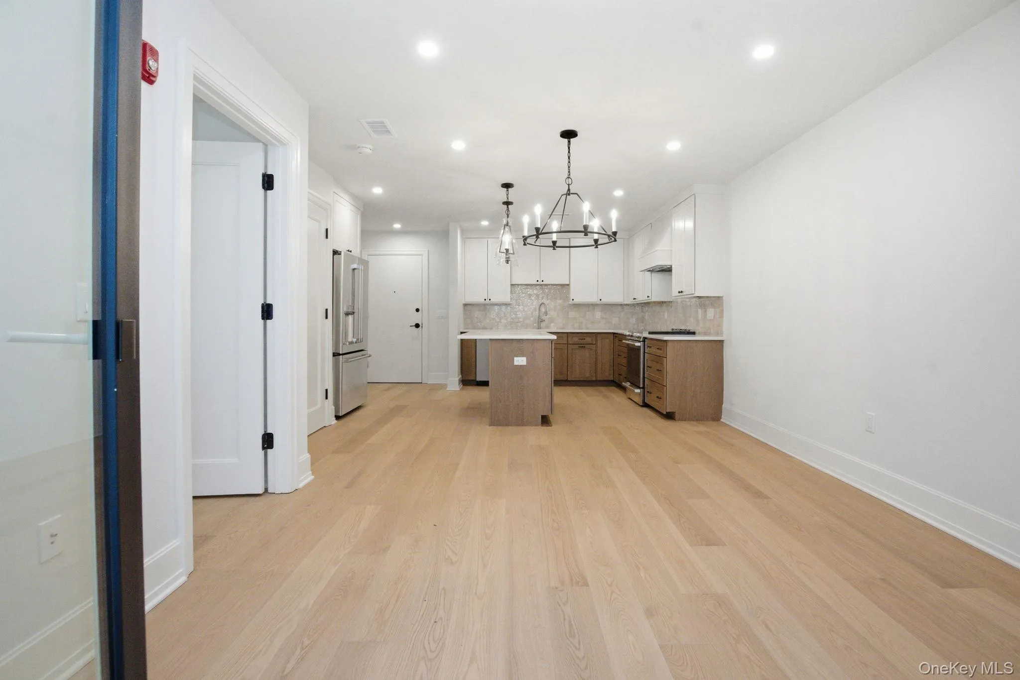 Well-proportioned living space anchored by modern finishes and a thoughtful layout that maximizes both function and flow. Well-proportioned living space anchored by modern finishes and a thoughtful layout that maximizes both function and flow.