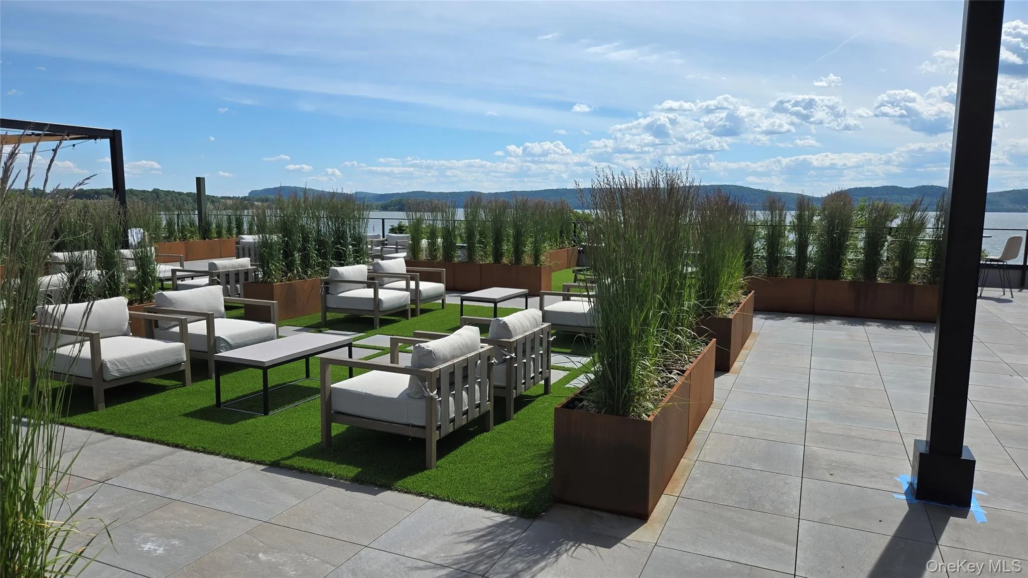 Rooftop conversation areas set among ornamental grasses, with the Hudson River as your backdrop. Rooftop conversation areas set among ornamental grasses, with the Hudson River as your backdrop.