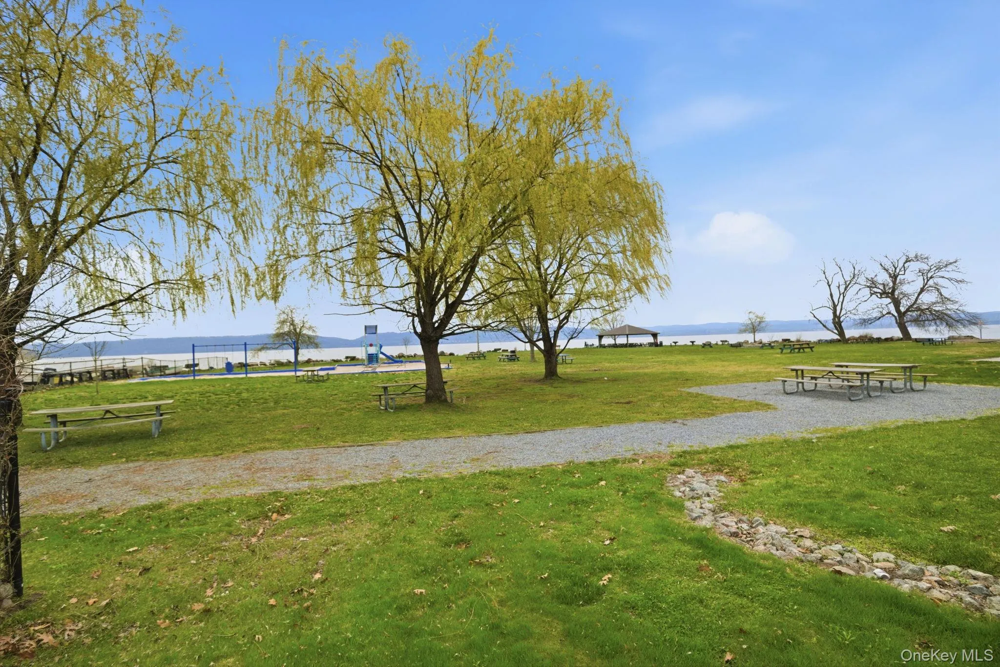 Peaceful waterfront park nearby with expansive lawns, shaded seating areas, and stunning Hudson River vistas. Peaceful waterfront park nearby with expansive lawns, shaded seating areas, and stunning Hudson River vistas.
