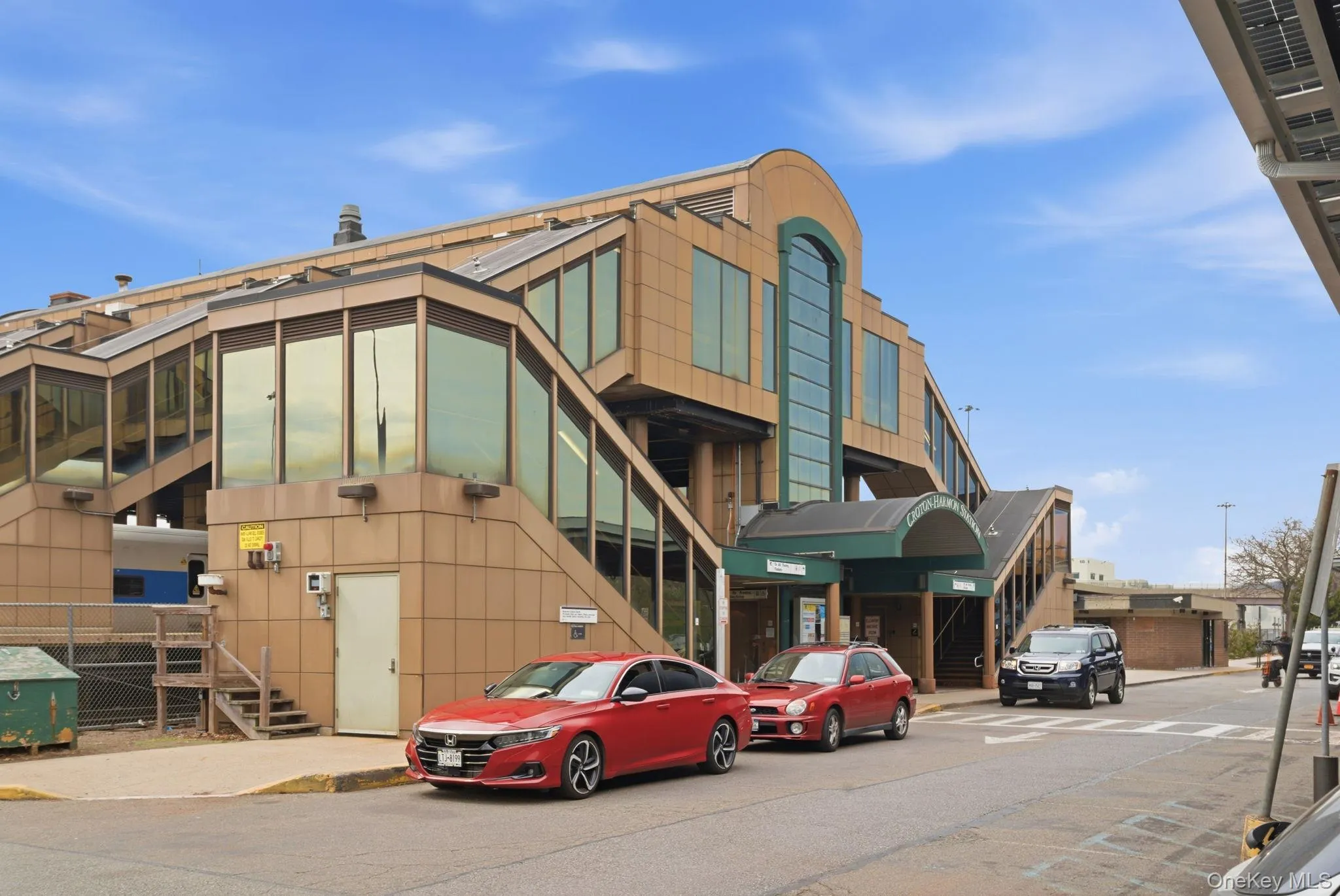 Convenient access to Croton-Harmon Metro-North station, providing an easy and efficient commute. Convenient access to Croton-Harmon Metro-North station, providing an easy and efficient commute.