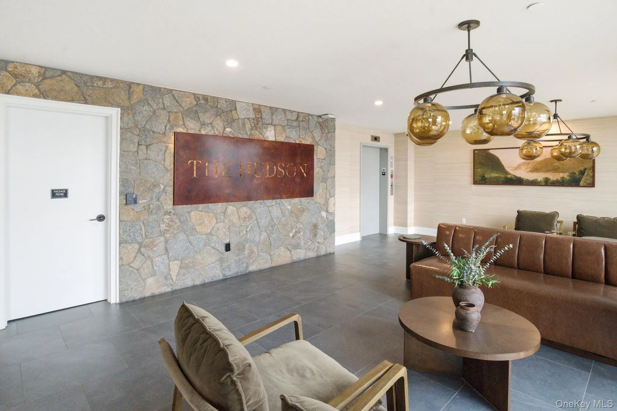 A closer look at the lobby's designer finishes, where every surface speaks to the standard of quality that defines life at 25 S Riverside Avenue. A closer look at the lobby's designer finishes, where every surface speaks to the standard of quality that defines life at 25 S Riverside Avenue.