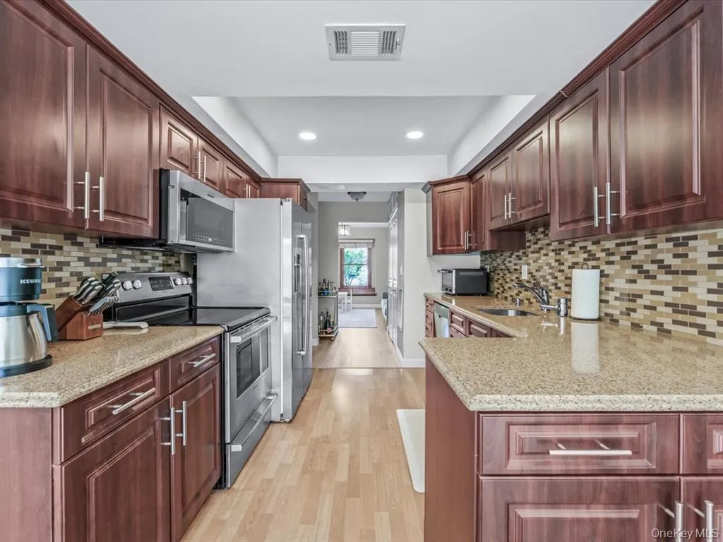 54 Hidden Ridge Drive, Oyster Bay, NY, 3 Bedrooms Bedrooms, 8 Rooms Rooms,2 BathroomsBathrooms,Residential Lease,For Rent,Hidden Ridge,0,974072 54 Hidden Ridge Drive, Oyster Bay, NY, 3 Bedrooms Bedrooms, 8 Rooms Rooms,2 BathroomsBathrooms,Residential Lease,For Rent,Hidden Ridge,0,974072