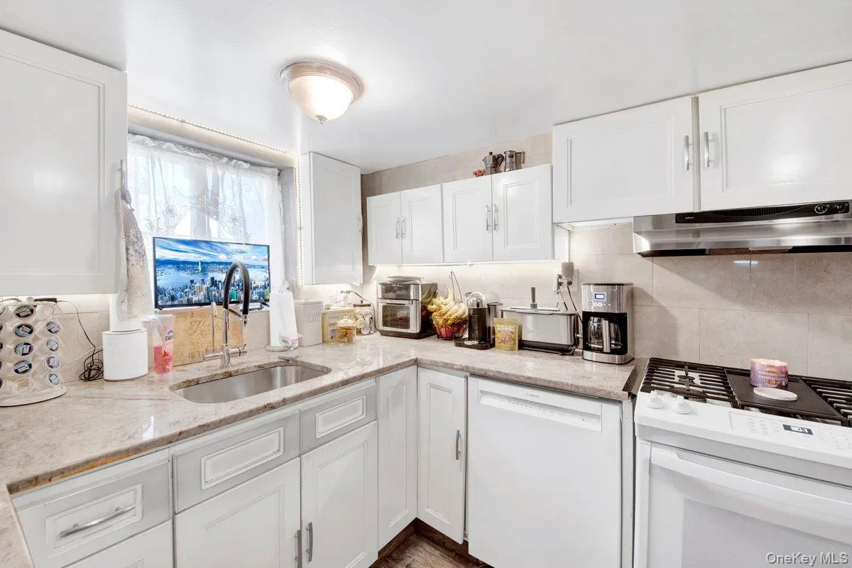 3252 Waterbury Avenue, New York, NY, 4 Bedrooms Bedrooms, 10 Rooms Rooms,3 BathroomsBathrooms,Residential,For Rent,Waterbury,0,974181 3252 Waterbury Avenue, New York, NY, 4 Bedrooms Bedrooms, 10 Rooms Rooms,3 BathroomsBathrooms,Residential,For Rent,Waterbury,0,974181