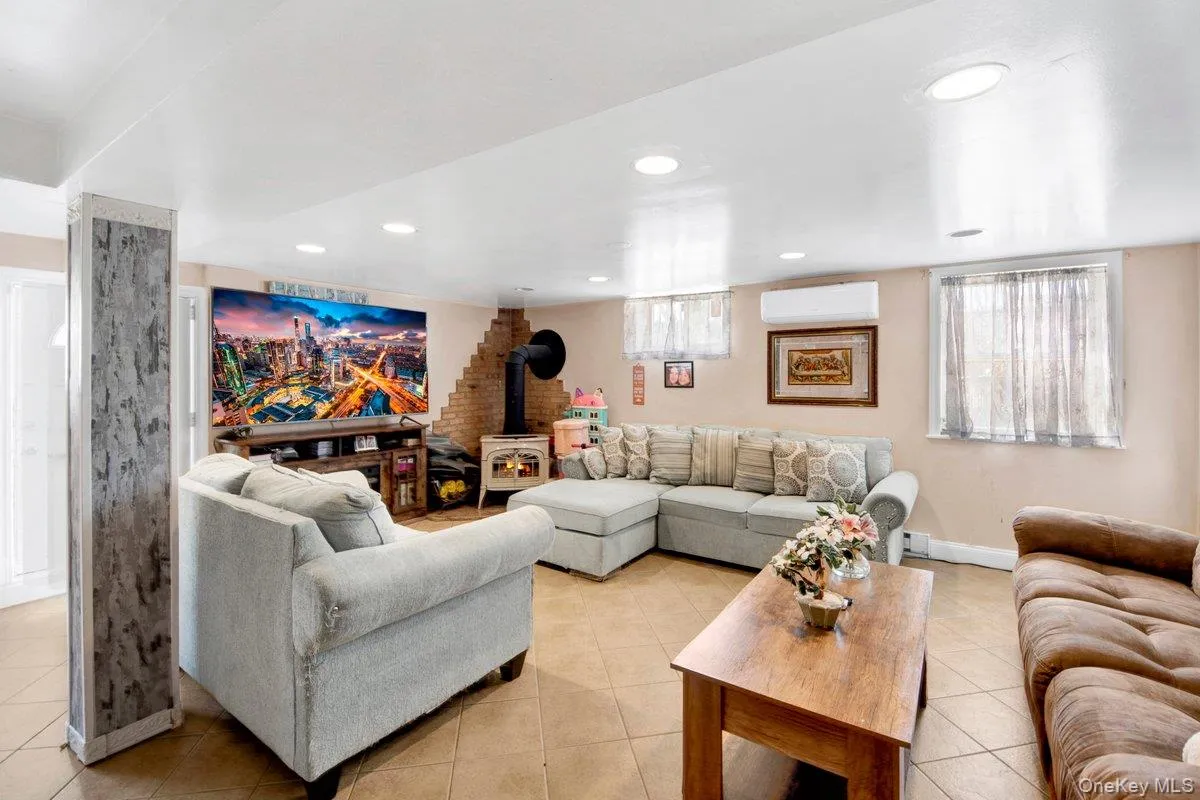 3252 Waterbury Avenue, New York, NY, 4 Bedrooms Bedrooms, 10 Rooms Rooms,3 BathroomsBathrooms,Residential,For Rent,Waterbury,0,974181 3252 Waterbury Avenue, New York, NY, 4 Bedrooms Bedrooms, 10 Rooms Rooms,3 BathroomsBathrooms,Residential,For Rent,Waterbury,0,974181
