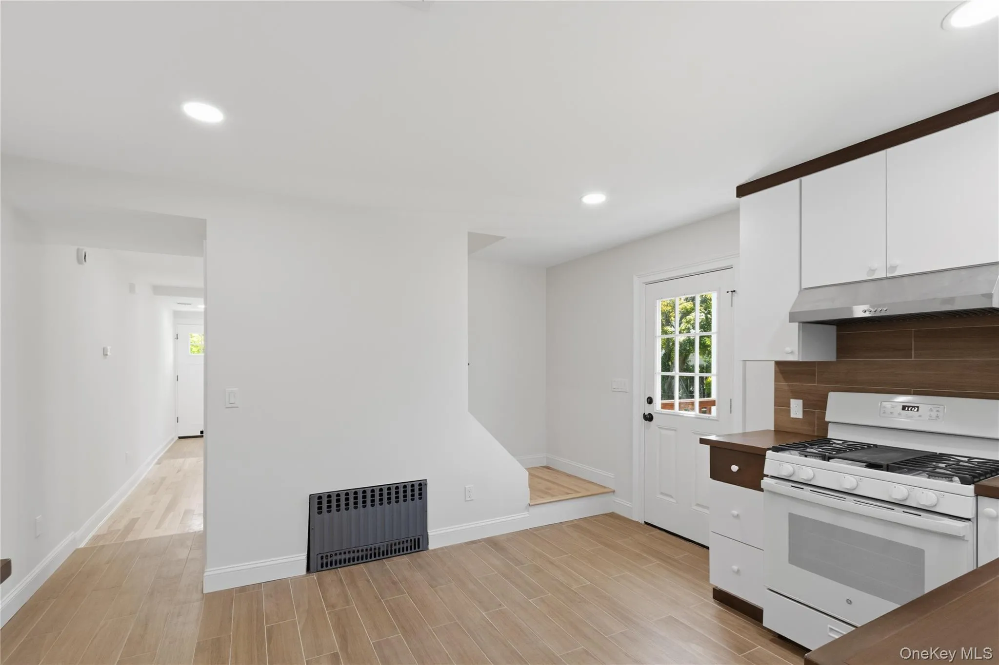 1 Alvin Street, Glen Cove, NY, 2 Bedrooms Bedrooms, 6 Rooms Rooms,1 BathroomBathrooms,Residential Lease,For Rent,Alvin,0,974182 1 Alvin Street, Glen Cove, NY, 2 Bedrooms Bedrooms, 6 Rooms Rooms,1 BathroomBathrooms,Residential Lease,For Rent,Alvin,0,974182