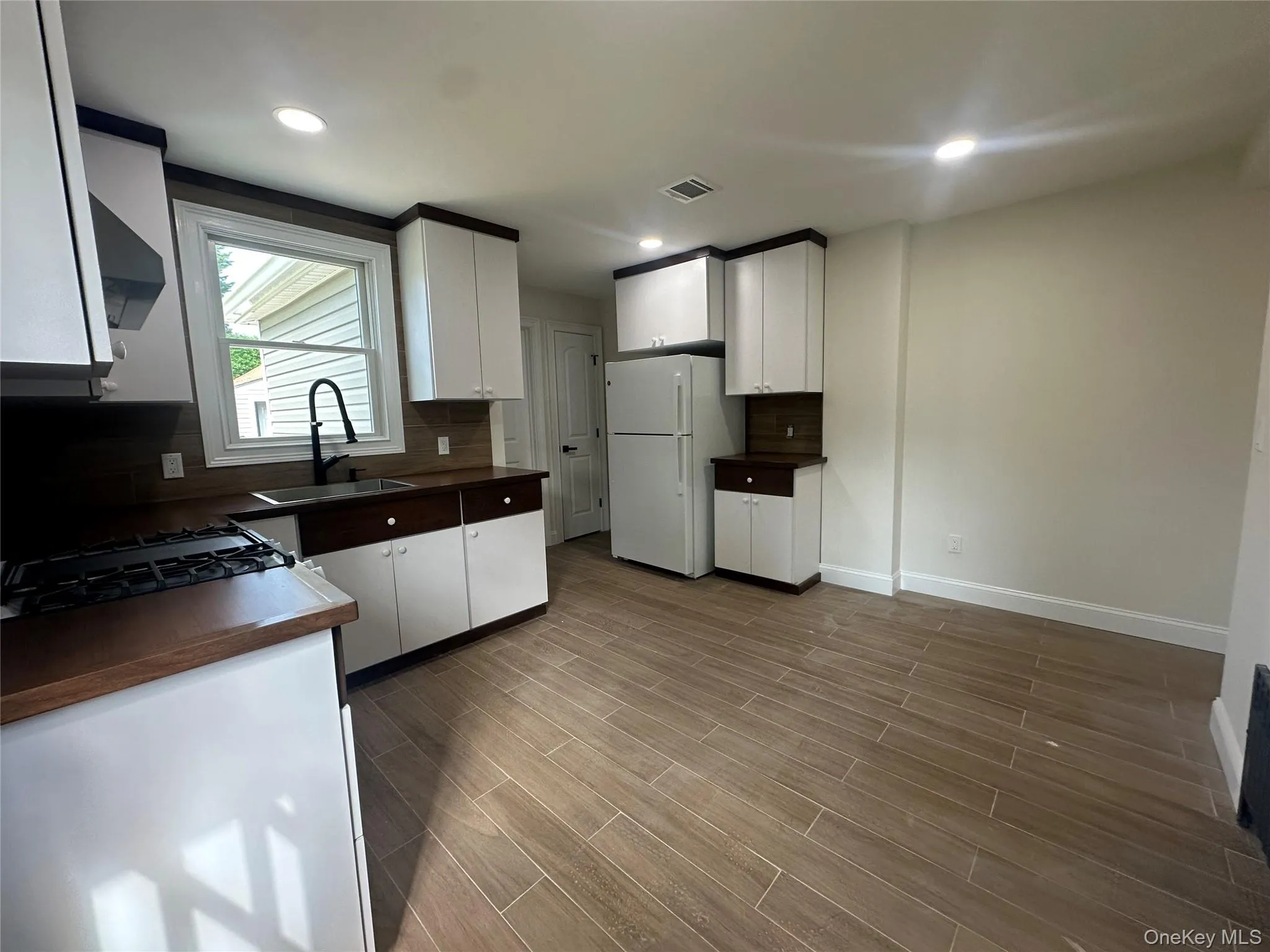 1 Alvin Street, Glen Cove, NY, 2 Bedrooms Bedrooms, 6 Rooms Rooms,2 BathroomsBathrooms,Residential Lease,For Rent,Alvin,0,974182 1 Alvin Street, Glen Cove, NY, 2 Bedrooms Bedrooms, 6 Rooms Rooms,2 BathroomsBathrooms,Residential Lease,For Rent,Alvin,0,974182