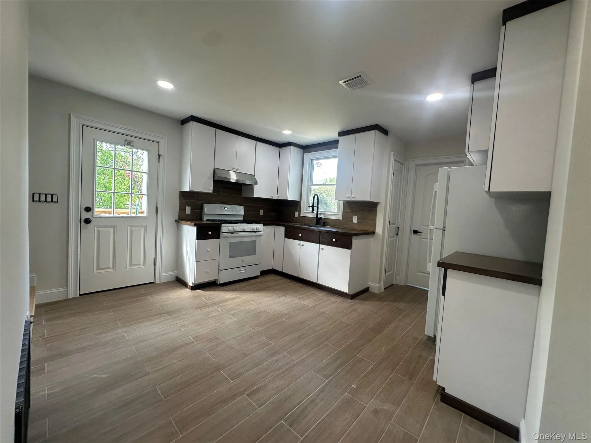 1 Alvin Street, Glen Cove, NY, 2 Bedrooms Bedrooms, 6 Rooms Rooms,2 BathroomsBathrooms,Residential Lease,For Rent,Alvin,0,974182 1 Alvin Street, Glen Cove, NY, 2 Bedrooms Bedrooms, 6 Rooms Rooms,2 BathroomsBathrooms,Residential Lease,For Rent,Alvin,0,974182