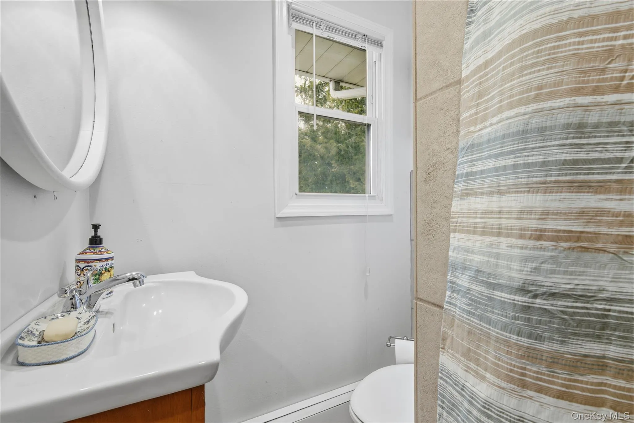 5 Argonne W Road, Southampton, New York 11946