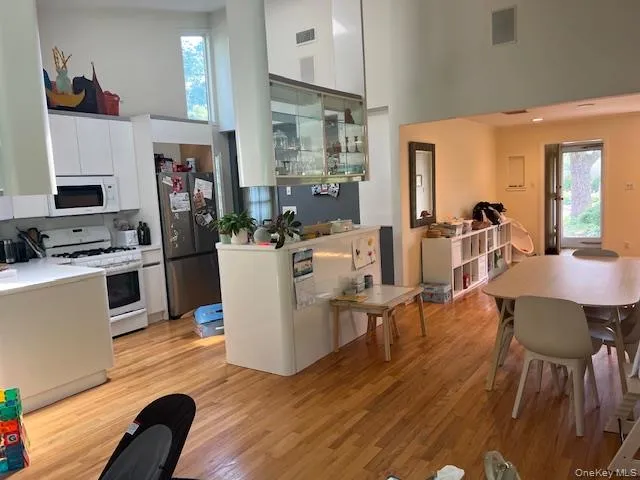 36 Coolidge Avenue, Oyster Bay, NY, 3 Bedrooms Bedrooms, 6 Rooms Rooms,1 BathroomBathrooms,Residential Lease,For Rent,Coolidge,0,974230 36 Coolidge Avenue, Oyster Bay, NY, 3 Bedrooms Bedrooms, 6 Rooms Rooms,1 BathroomBathrooms,Residential Lease,For Rent,Coolidge,0,974230