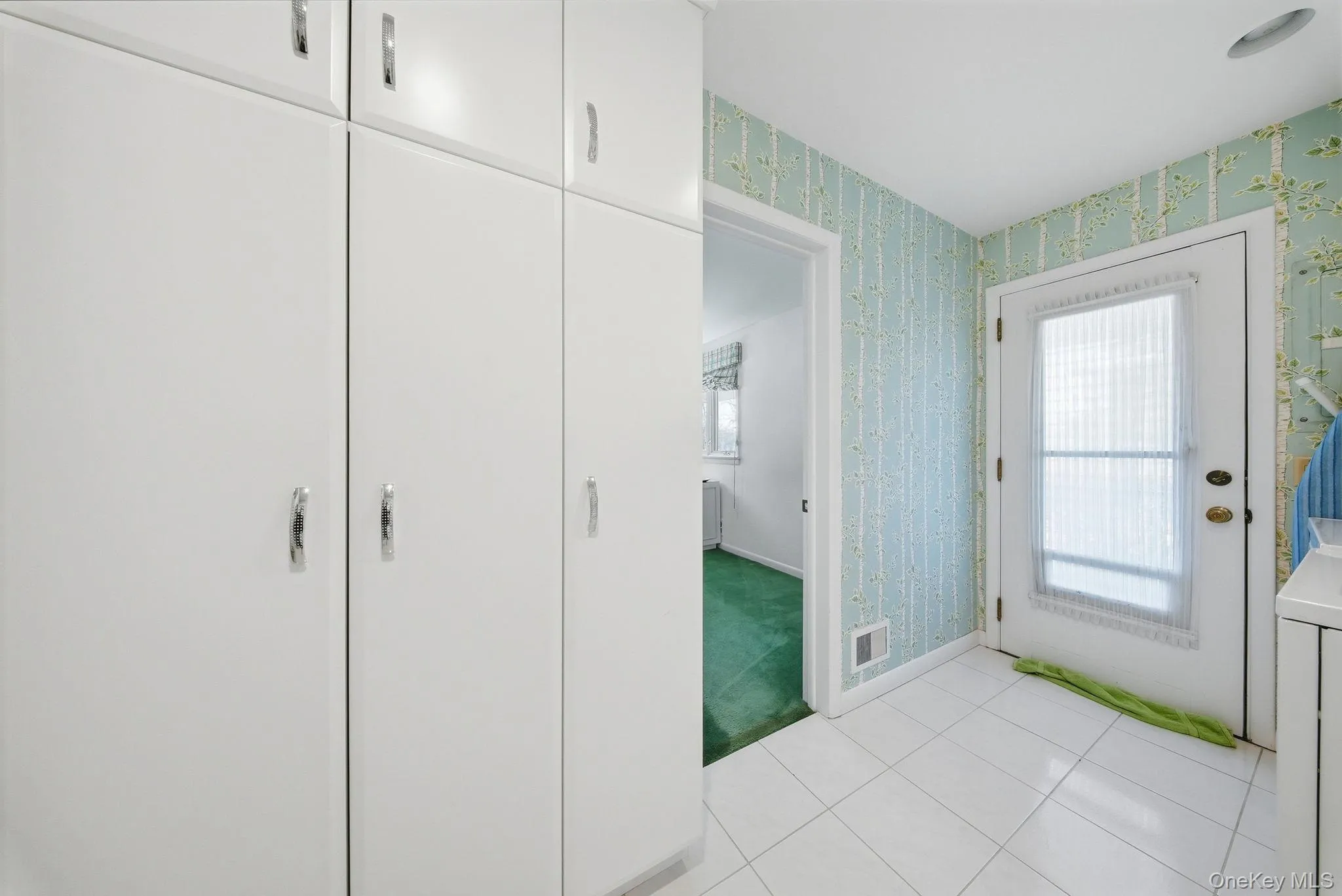 Side entrance into laundry and in law/au pair suite Side entrance into laundry and in law/au pair suite