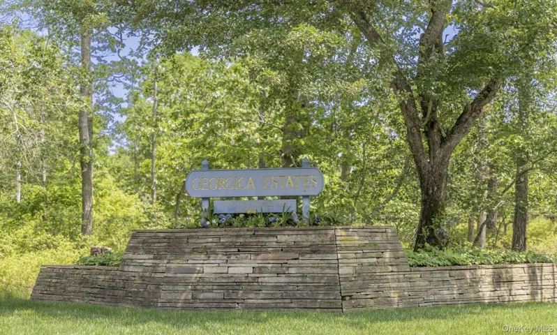 61 Huckleberry Lane, East Hampton, New York 11937