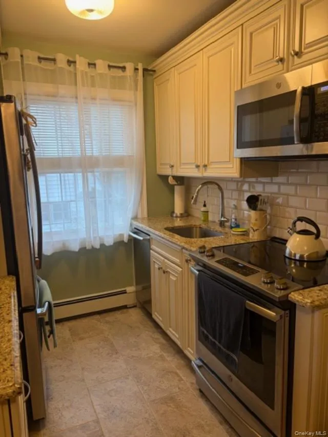 6 Windermere Place, Hempstead, NY, 1 Bedroom Bedrooms, 4 Rooms Rooms,1 BathroomBathrooms,Residential Lease,For Rent,Windermere,0,974331 6 Windermere Place, Hempstead, NY, 1 Bedroom Bedrooms, 4 Rooms Rooms,1 BathroomBathrooms,Residential Lease,For Rent,Windermere,0,974331