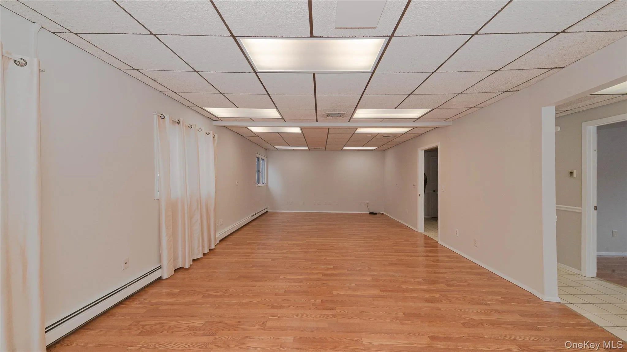 Open space perfect for show room or conference area. Open space perfect for show room or conference area.