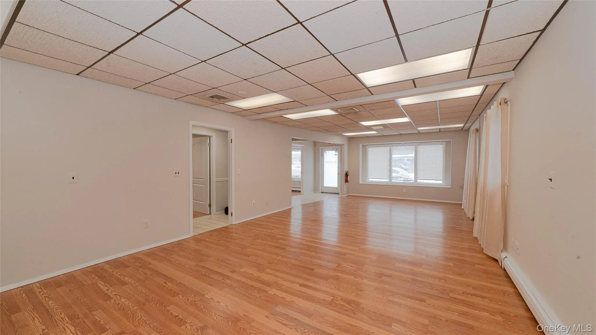 Open space perfect for show room or conference area. Open space perfect for show room or conference area.