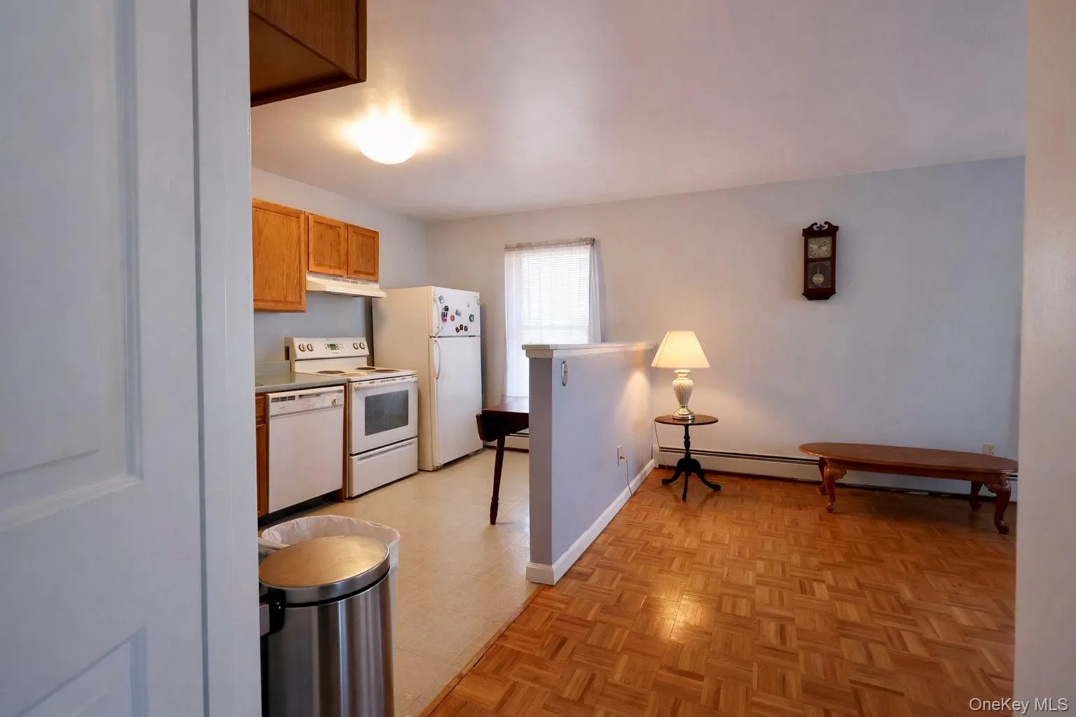 Living room and kitchen. Living room and kitchen.