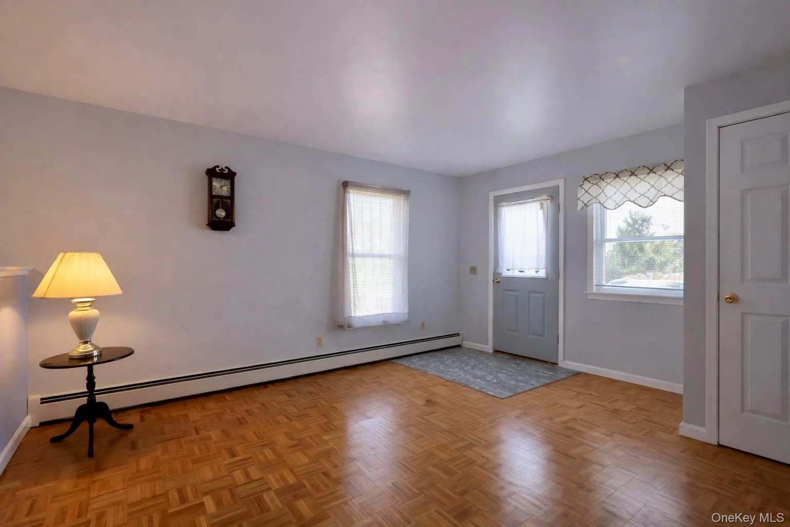 Living with entrance from outside. Living with entrance from outside.