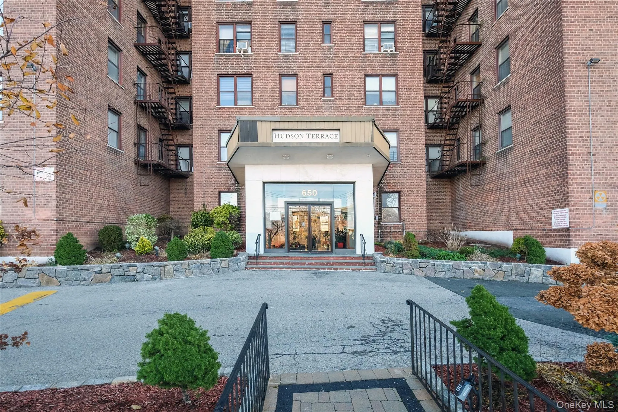 650 Warburton Avenue, Yonkers, NY, 3 Rooms Rooms,1 BathroomBathrooms,Residential,For Rent,Warburton,0,974481 650 Warburton Avenue, Yonkers, NY, 3 Rooms Rooms,1 BathroomBathrooms,Residential,For Rent,Warburton,0,974481