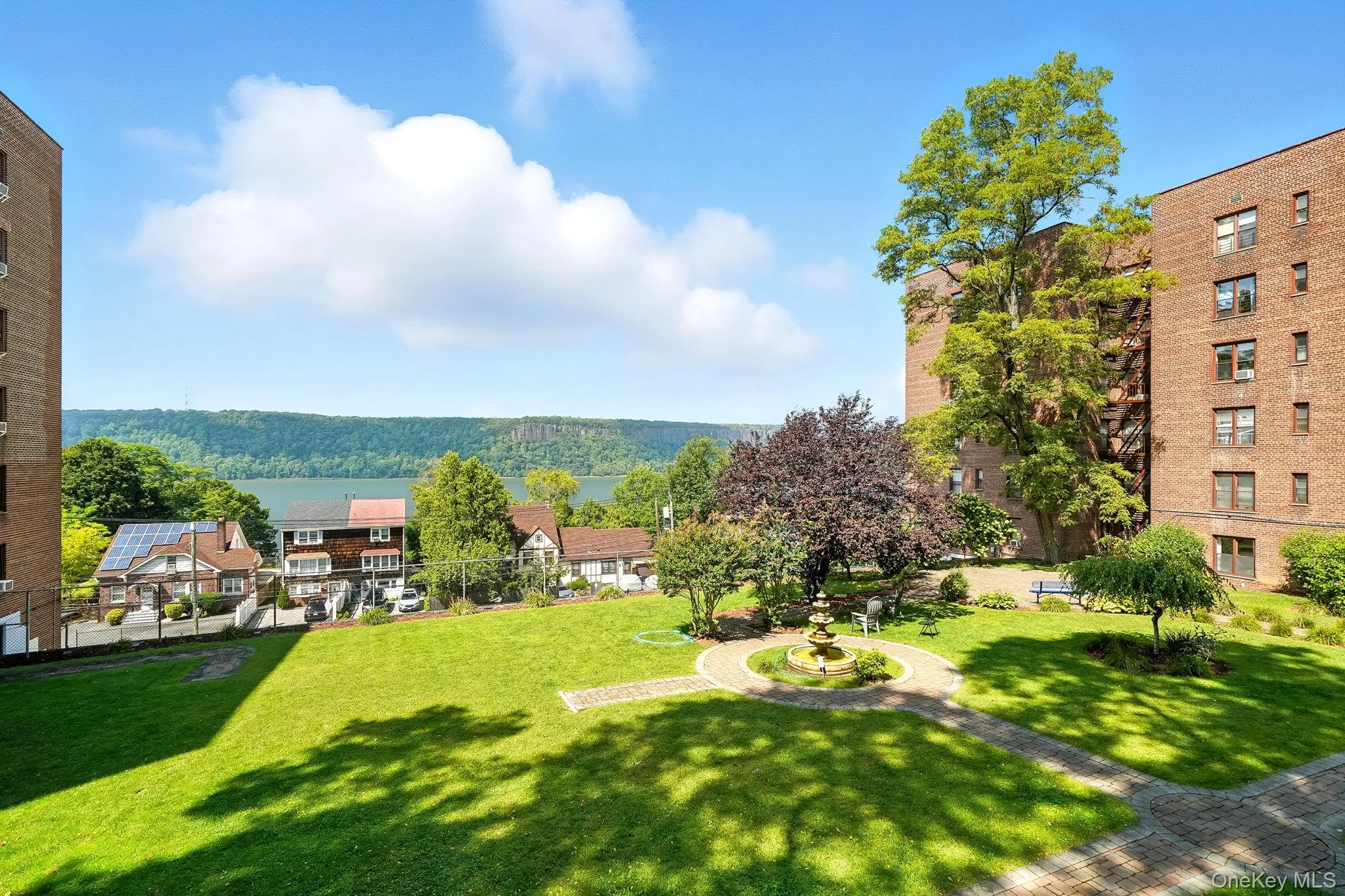 Enjoy views of the Palisades and the Hudson River while relaxing on the community garden terrace. Enjoy views of the Palisades and the Hudson River while relaxing on the community garden terrace.