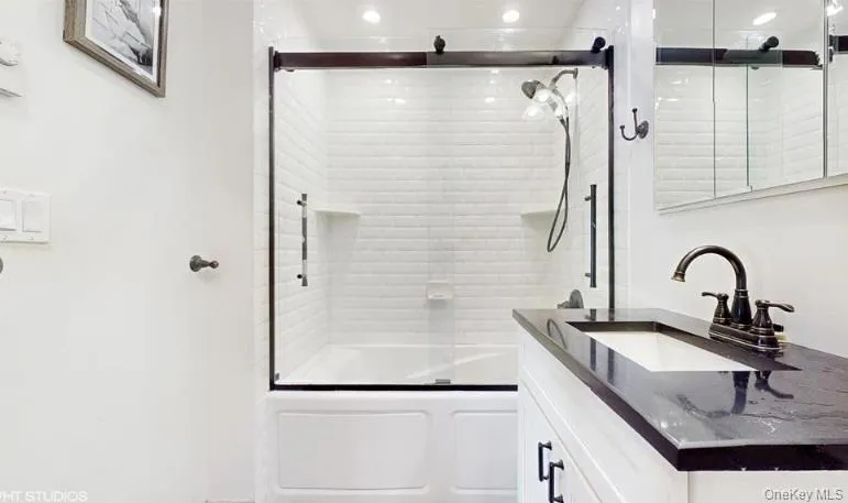 D132 Edgewater, New York, NY, 4 Bedrooms Bedrooms, 6 Rooms Rooms,1 BathroomBathrooms,Residential,For Rent,Edgewater,0,974640 D132 Edgewater, New York, NY, 4 Bedrooms Bedrooms, 6 Rooms Rooms,1 BathroomBathrooms,Residential,For Rent,Edgewater,0,974640