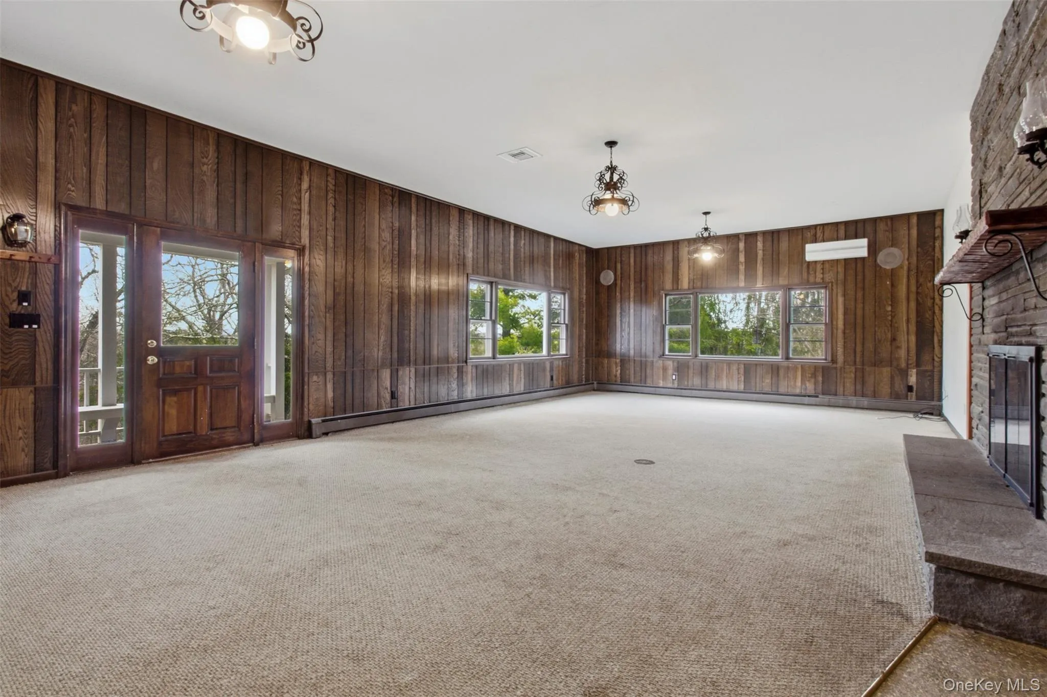 Family room w/ easy flow to outdoors. Family room w/ easy flow to outdoors.