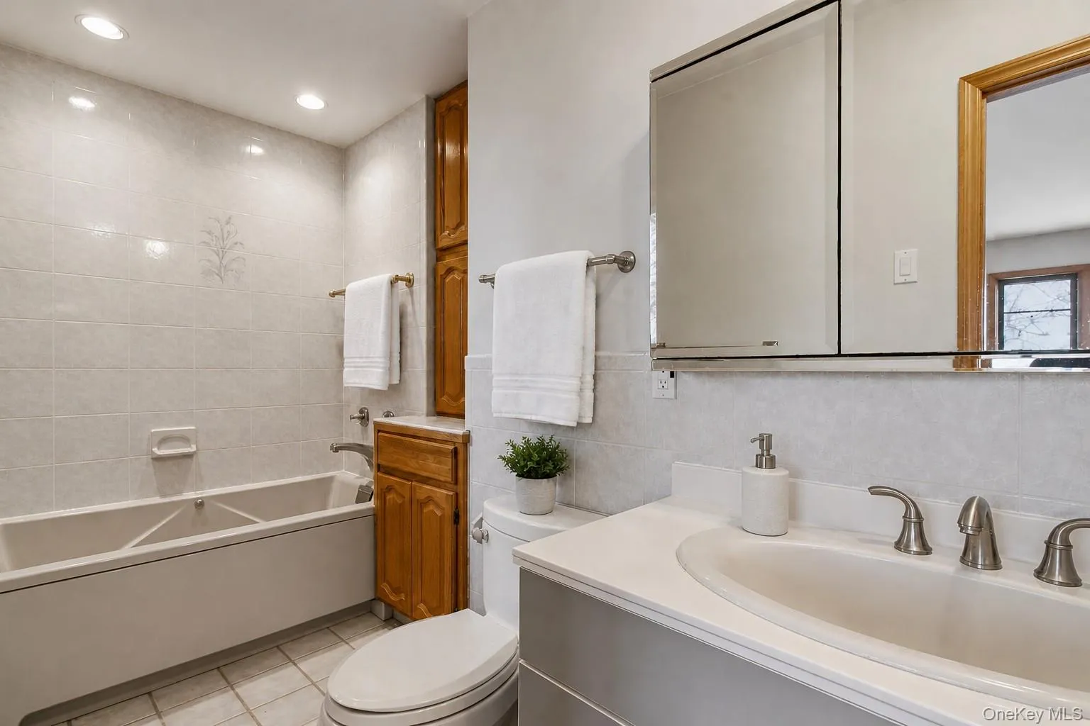 En-suite bath of bedroom #1 En-suite bath of bedroom #1