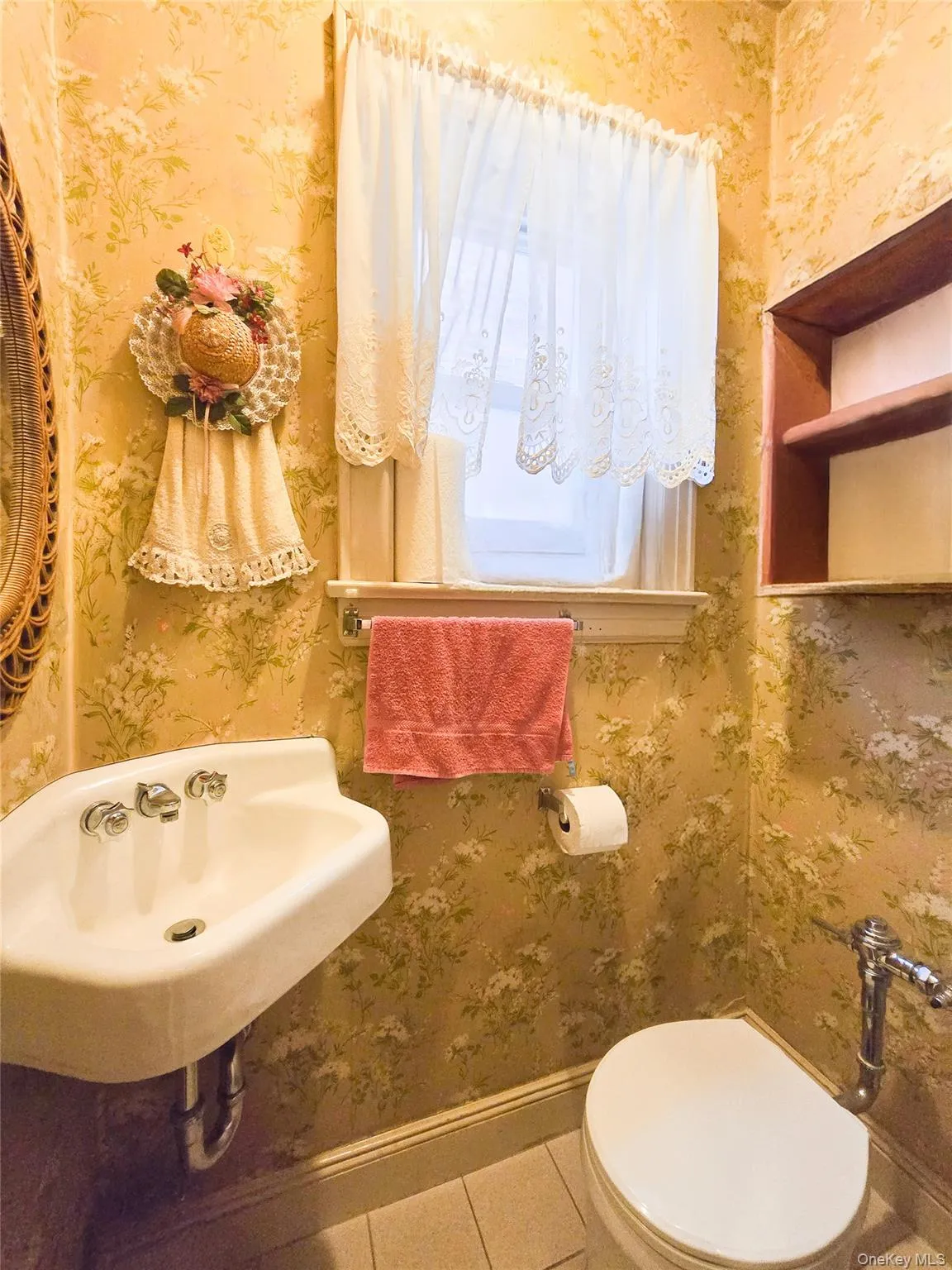 Half Bathroom on the first Floor. Half Bathroom on the first Floor.