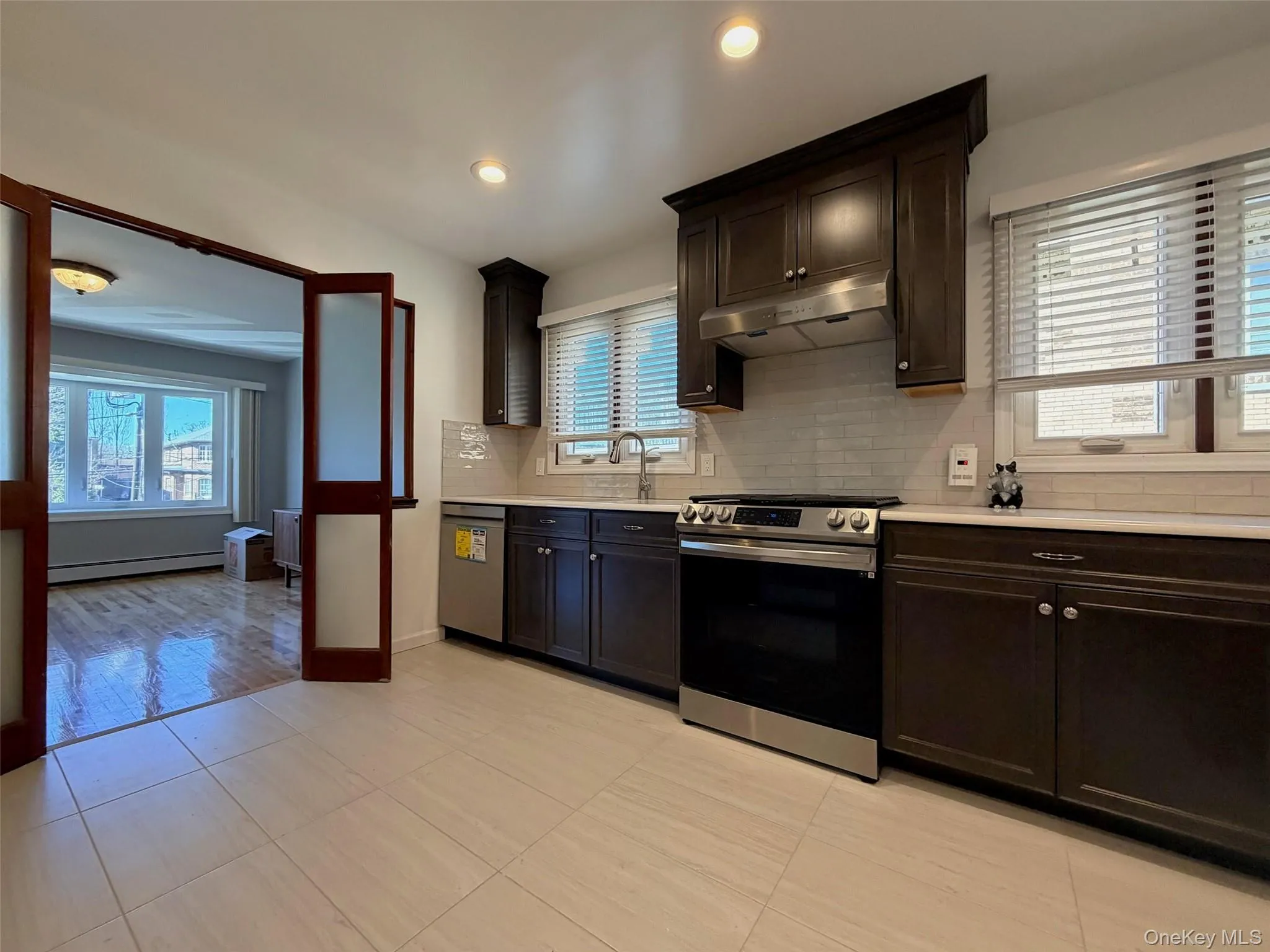Large Kitchen w. Formal Dining Room Large Kitchen w. Formal Dining Room