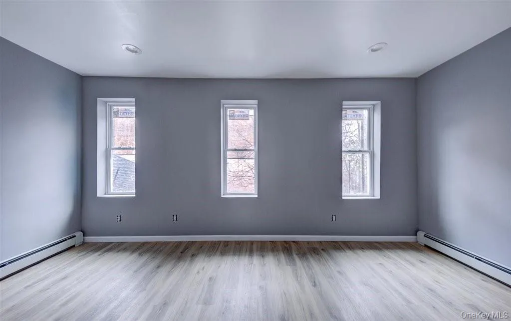 Lots of Sunlight in Bedroom Lots of Sunlight in Bedroom