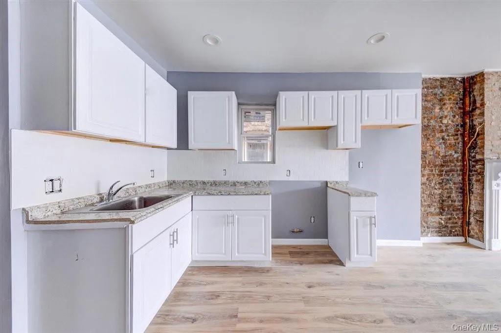 Kitchen Area Open to Livingroom Kitchen Area Open to Livingroom