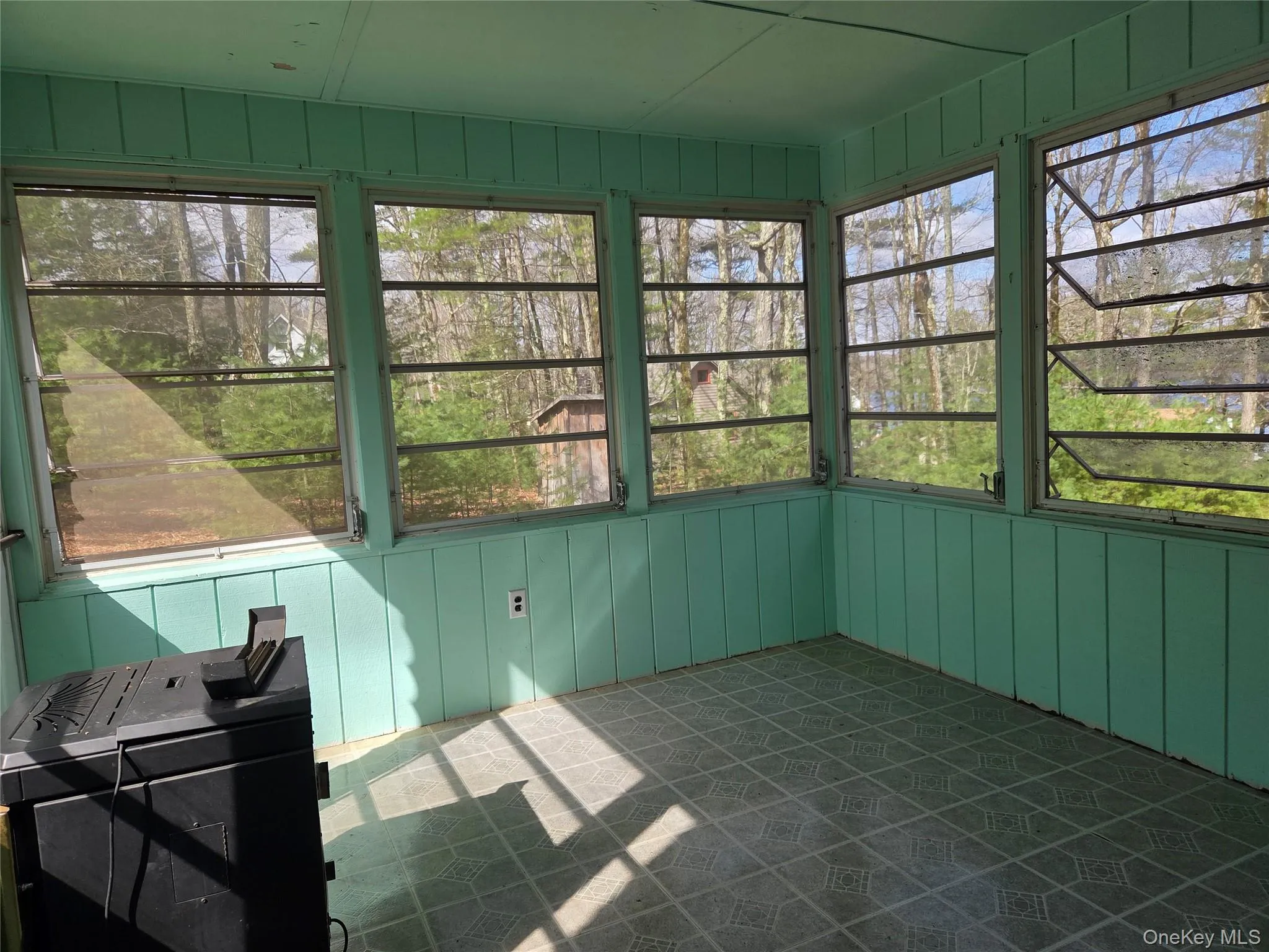 Screened in porch. Screened in porch.