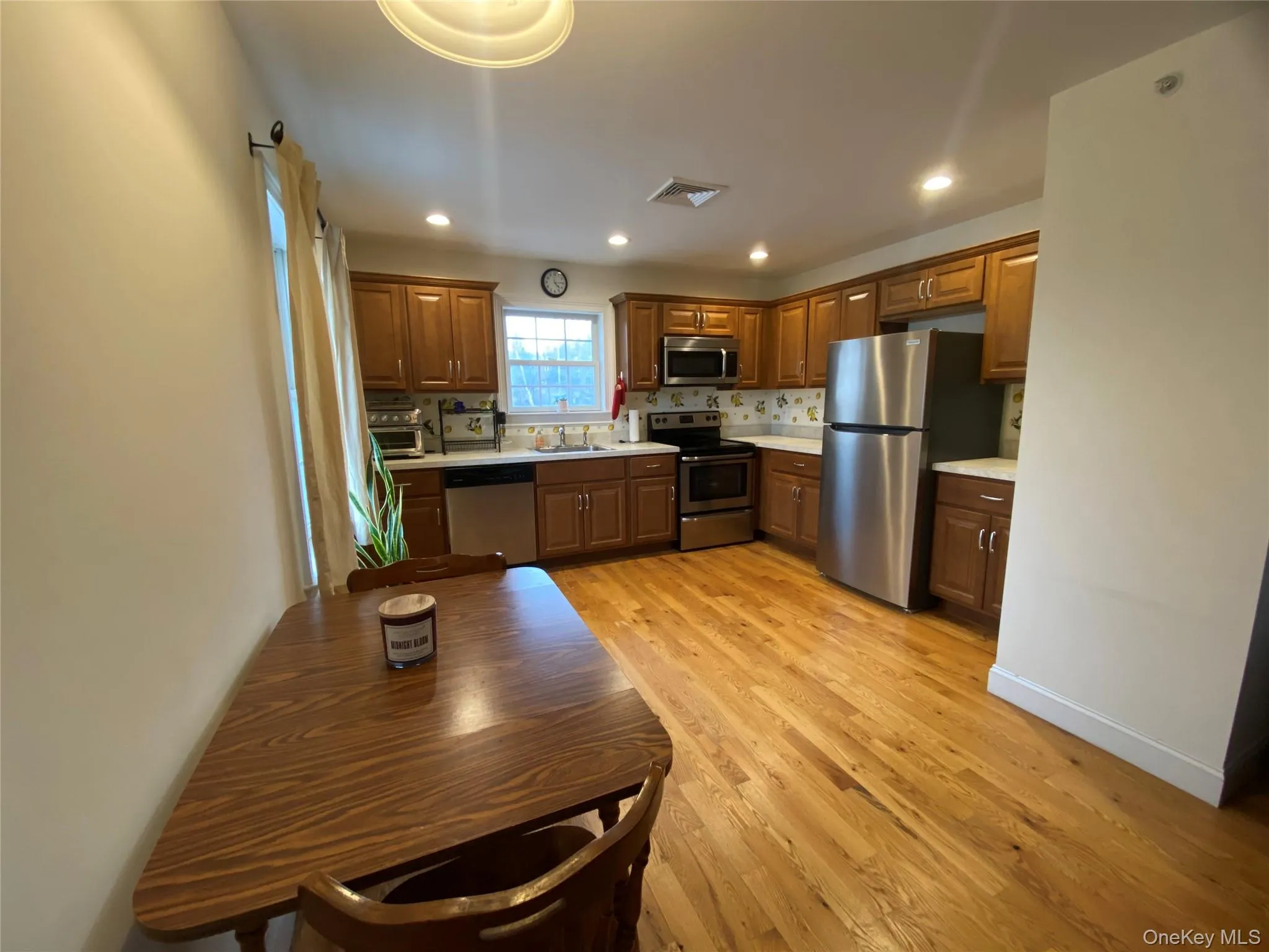 27 Main Street, Warwick (town), NY, 2 Bedrooms Bedrooms, 4 Rooms Rooms,1 BathroomBathrooms,Residential Lease,For Rent,Main,0,975094 27 Main Street, Warwick (town), NY, 2 Bedrooms Bedrooms, 4 Rooms Rooms,1 BathroomBathrooms,Residential Lease,For Rent,Main,0,975094