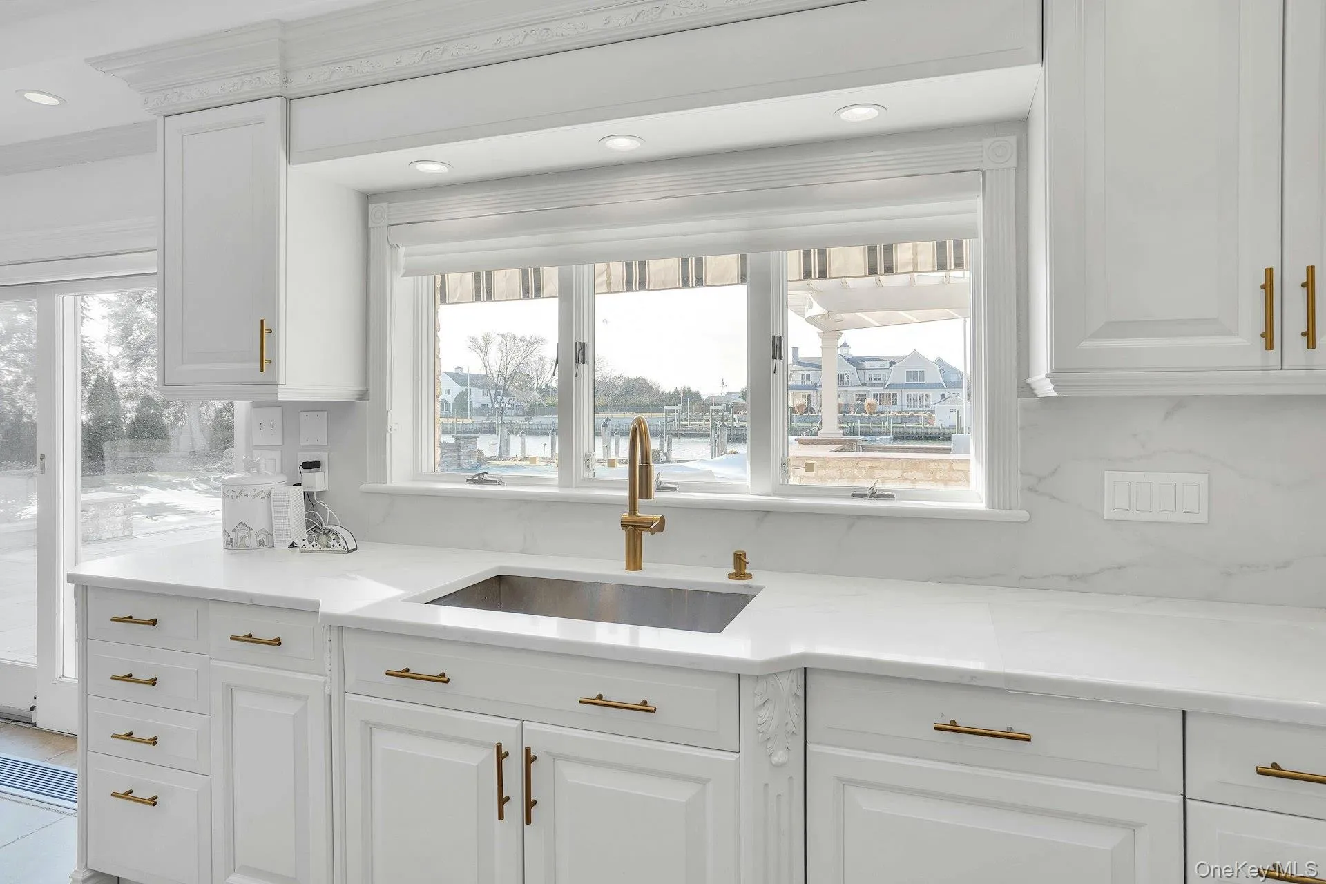 Who doesn't love a sink overlooking the yard? Who doesn't love a sink overlooking the yard?