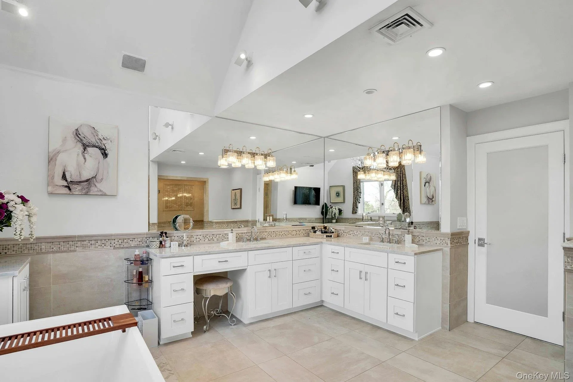 Double vanity and make-up area. Double vanity and make-up area.