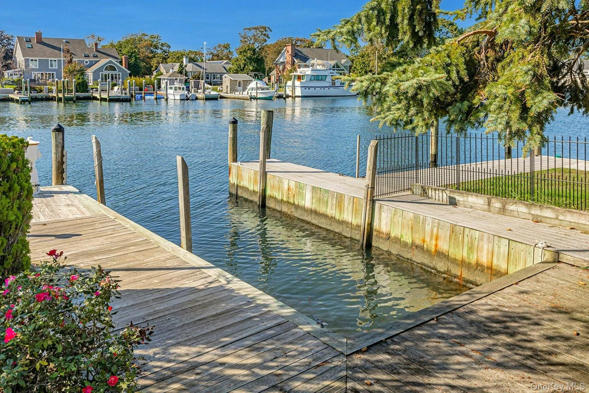 This dock fits up to a 27' vessel. This dock fits up to a 27' vessel.
