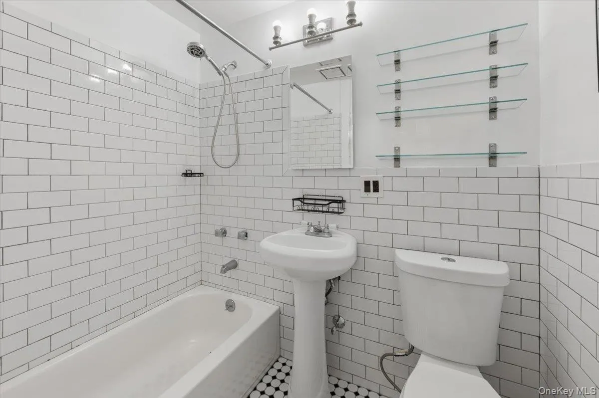 3935 Blackstone Avenue, New York, NY, 1 Bedroom Bedrooms, 4 Rooms Rooms,1 BathroomBathrooms,Residential,For Rent,Blackstone,0,975450 3935 Blackstone Avenue, New York, NY, 1 Bedroom Bedrooms, 4 Rooms Rooms,1 BathroomBathrooms,Residential,For Rent,Blackstone,0,975450