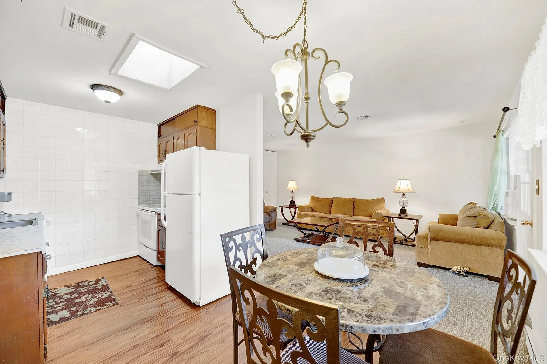 Dining Area/Kitchen Dining Area/Kitchen