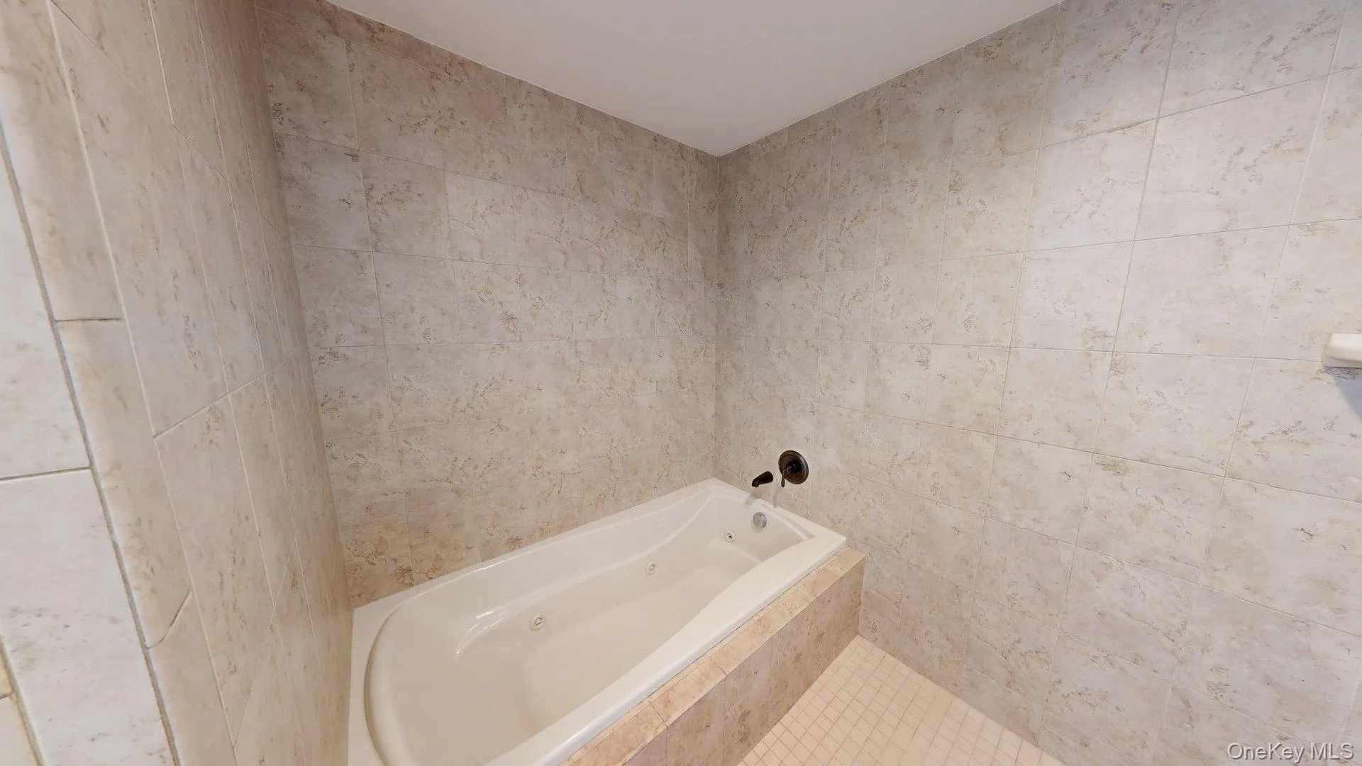 Full Bathroom w/Jacuzzi Tub Full Bathroom w/Jacuzzi Tub