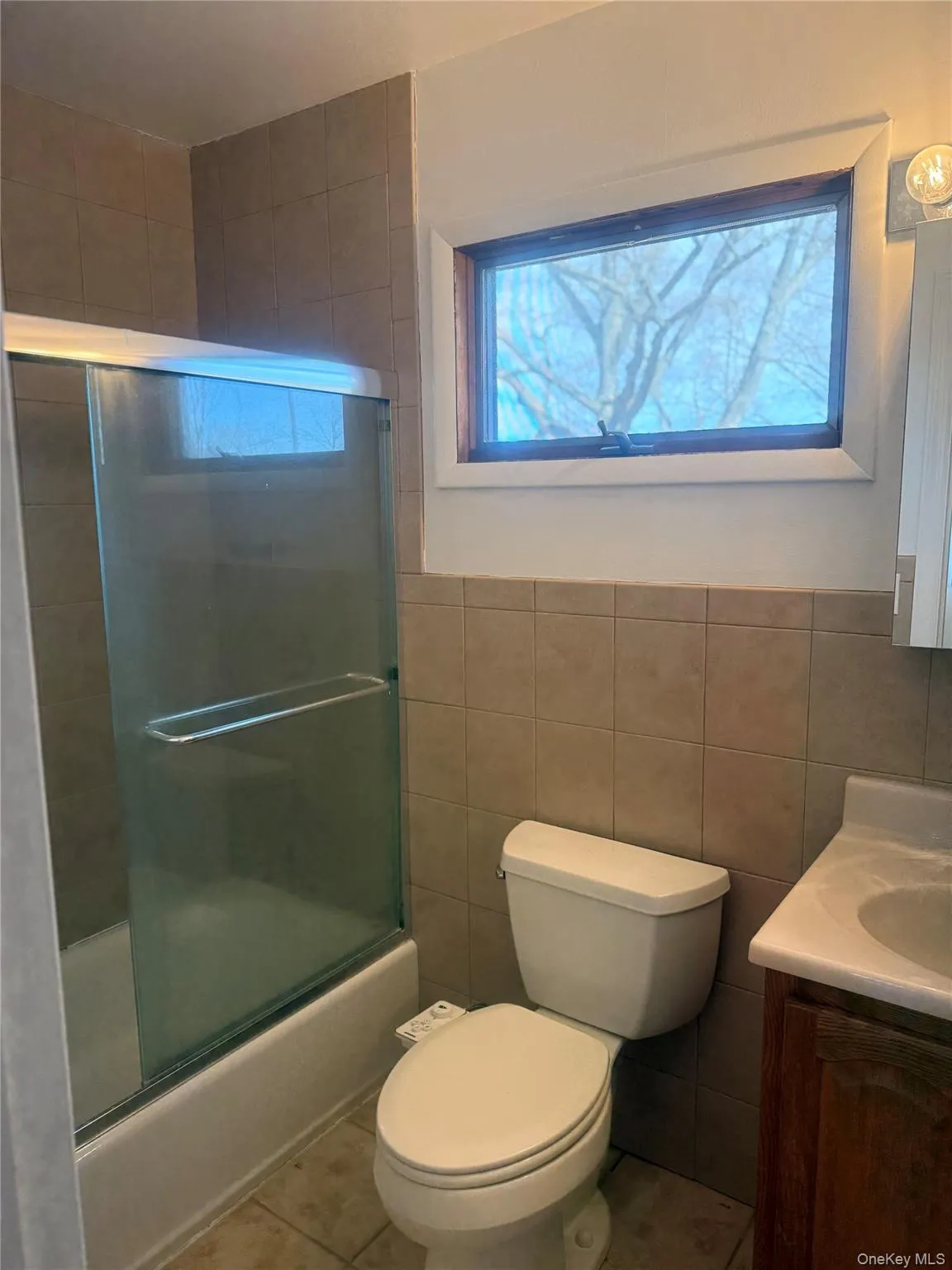 Full Bathroom on the 2nd Floor with Tub & Bidet Full Bathroom on the 2nd Floor with Tub & Bidet