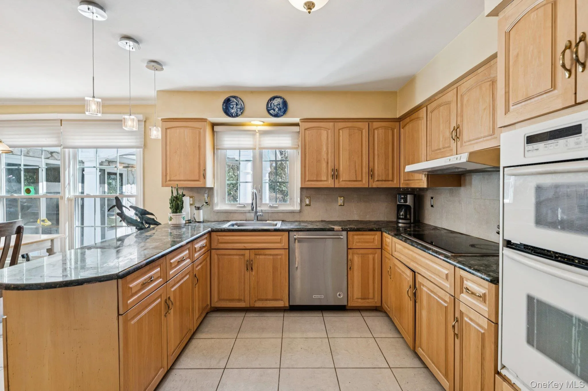 Kitchen with Oak Cabinets and Brazilian Granite Kitchen with Oak Cabinets and Brazilian Granite