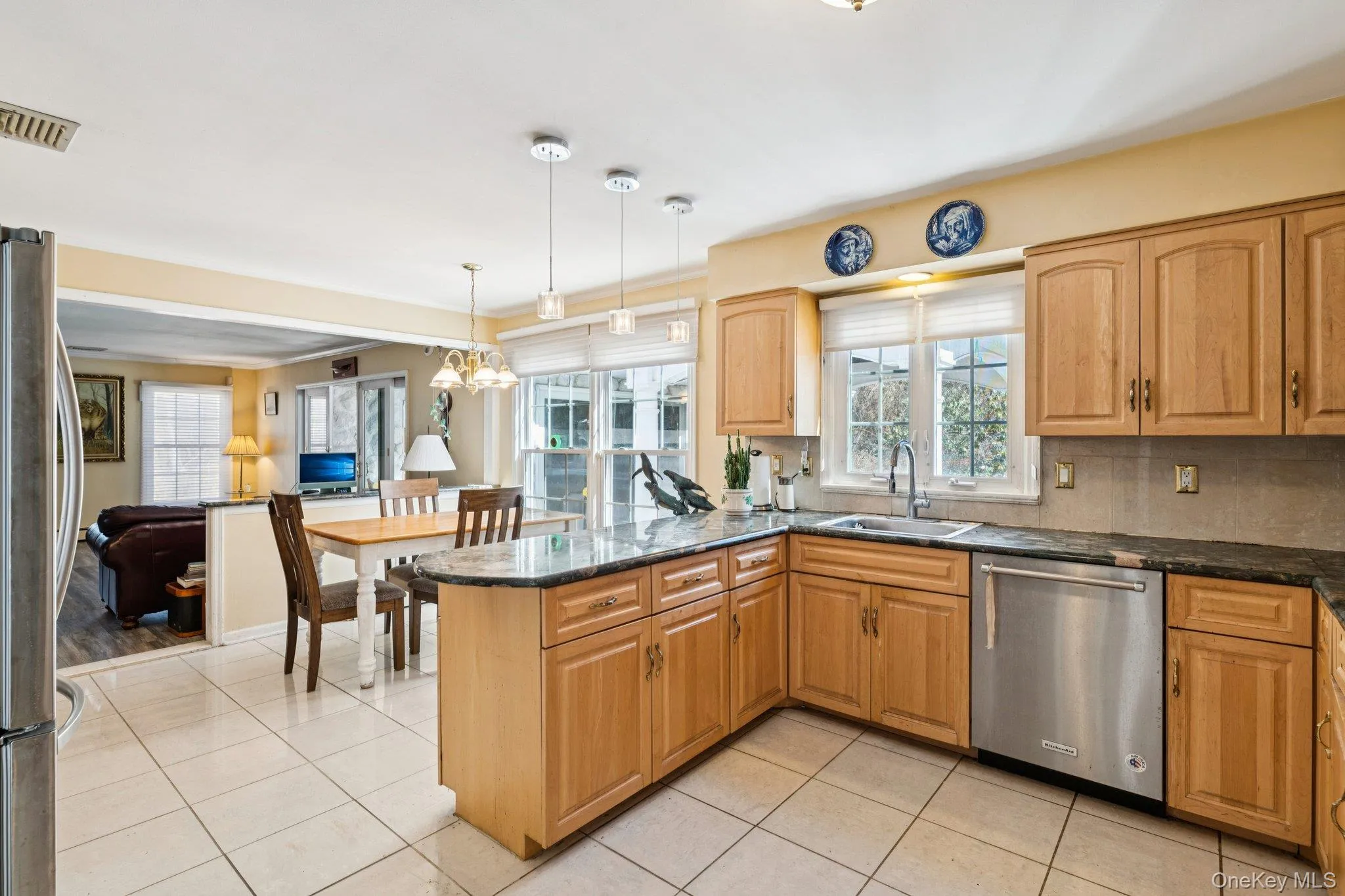 Large Sun Drenched Kitchen Large Sun Drenched Kitchen