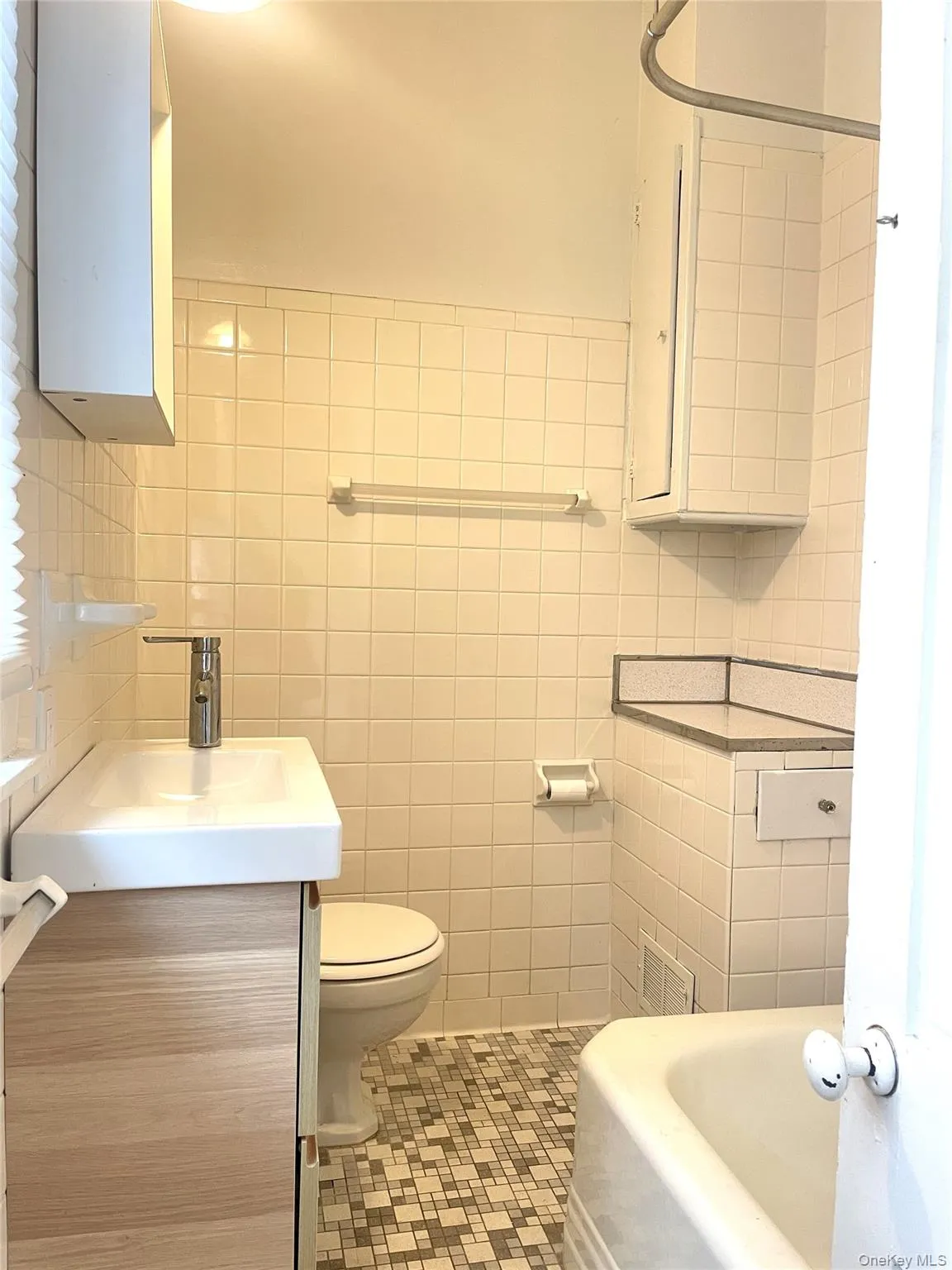 116 Castle Heights Avenue, Clarkstown, NY, 3 Bedrooms Bedrooms, 7 Rooms Rooms,2 BathroomsBathrooms,Residential Lease,For Rent,Castle Heights,0,975604 116 Castle Heights Avenue, Clarkstown, NY, 3 Bedrooms Bedrooms, 7 Rooms Rooms,2 BathroomsBathrooms,Residential Lease,For Rent,Castle Heights,0,975604