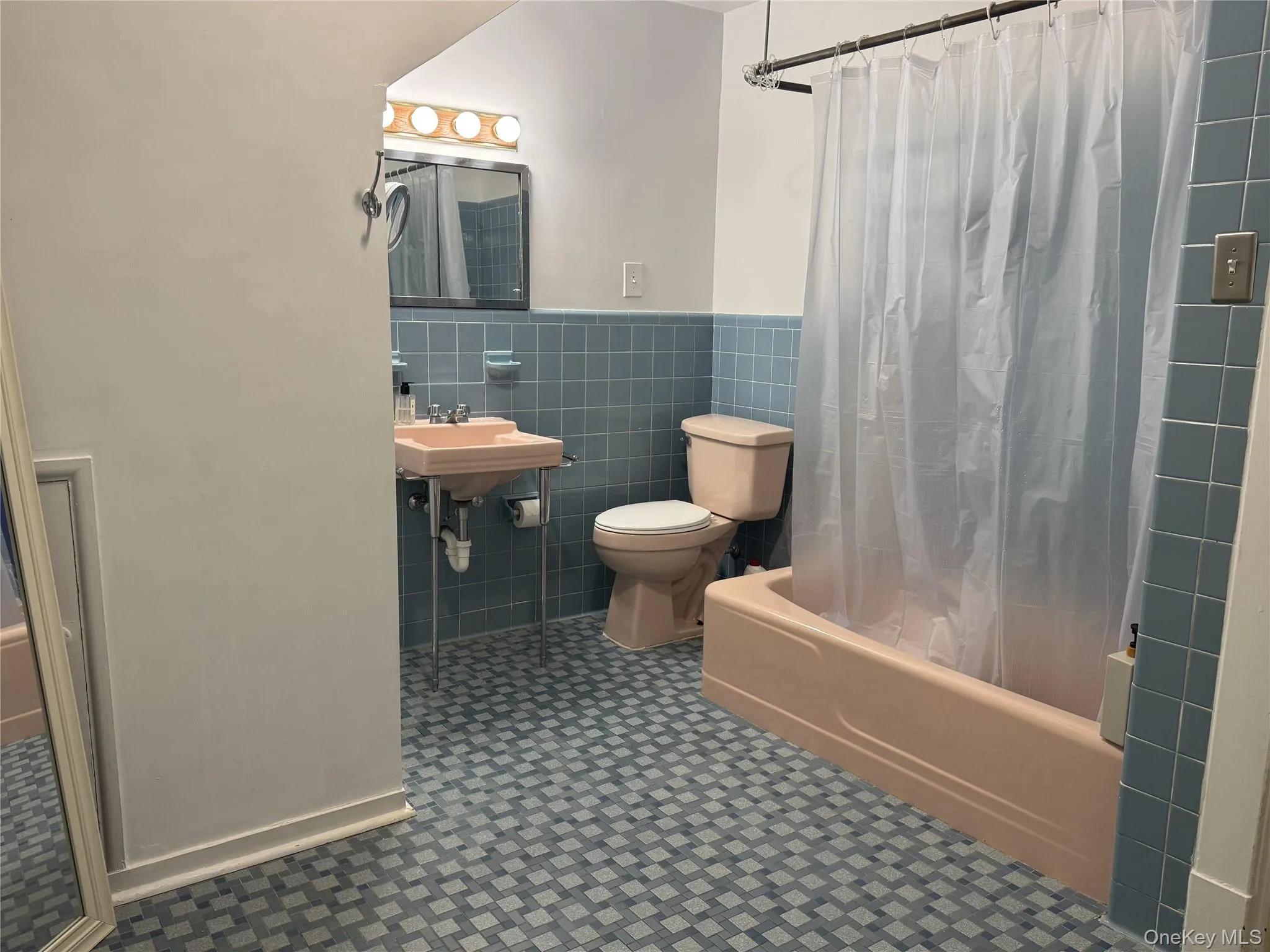 116 Castle Heights Avenue, Clarkstown, NY, 3 Bedrooms Bedrooms, 7 Rooms Rooms,2 BathroomsBathrooms,Residential Lease,For Rent,Castle Heights,0,975604 116 Castle Heights Avenue, Clarkstown, NY, 3 Bedrooms Bedrooms, 7 Rooms Rooms,2 BathroomsBathrooms,Residential Lease,For Rent,Castle Heights,0,975604