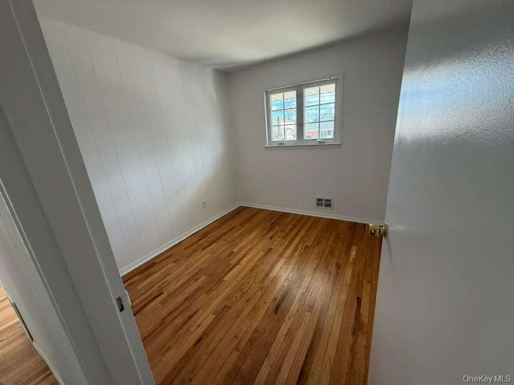 640 Carlls Path, Babylon, NY, 3 Bedrooms Bedrooms, 6 Rooms Rooms,1 BathroomBathrooms,Residential Lease,For Rent,Carlls Path,0,975633 640 Carlls Path, Babylon, NY, 3 Bedrooms Bedrooms, 6 Rooms Rooms,1 BathroomBathrooms,Residential Lease,For Rent,Carlls Path,0,975633