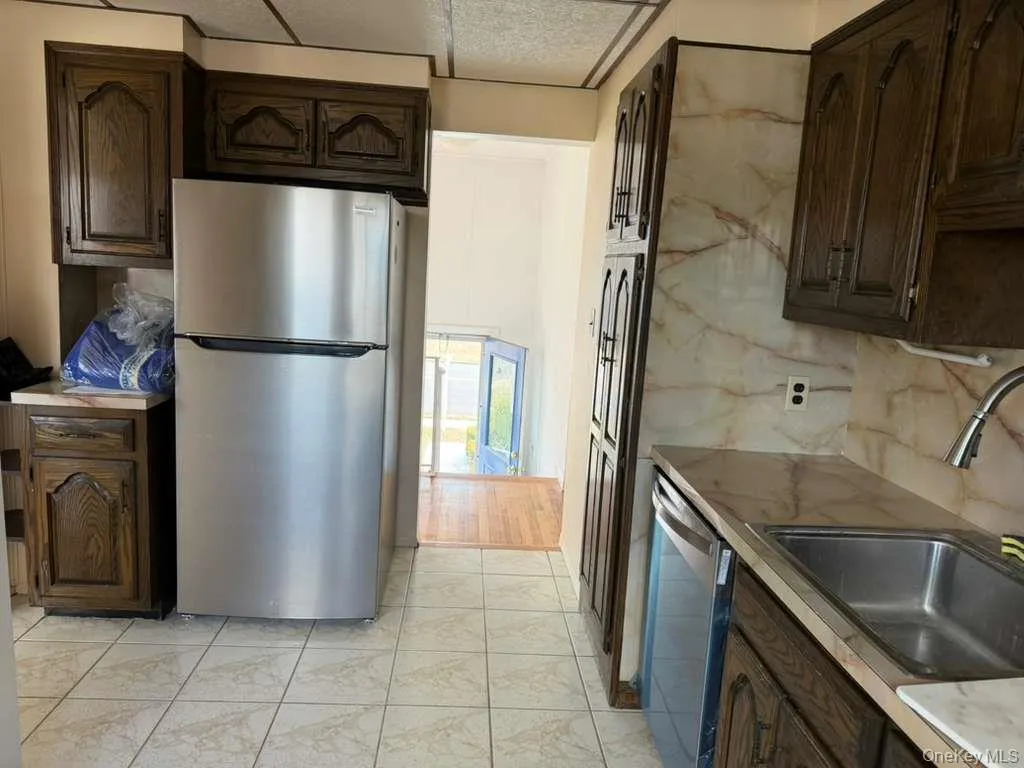 640 Carlls Path, Babylon, NY, 3 Bedrooms Bedrooms, 6 Rooms Rooms,1 BathroomBathrooms,Residential Lease,For Rent,Carlls Path,0,975633 640 Carlls Path, Babylon, NY, 3 Bedrooms Bedrooms, 6 Rooms Rooms,1 BathroomBathrooms,Residential Lease,For Rent,Carlls Path,0,975633