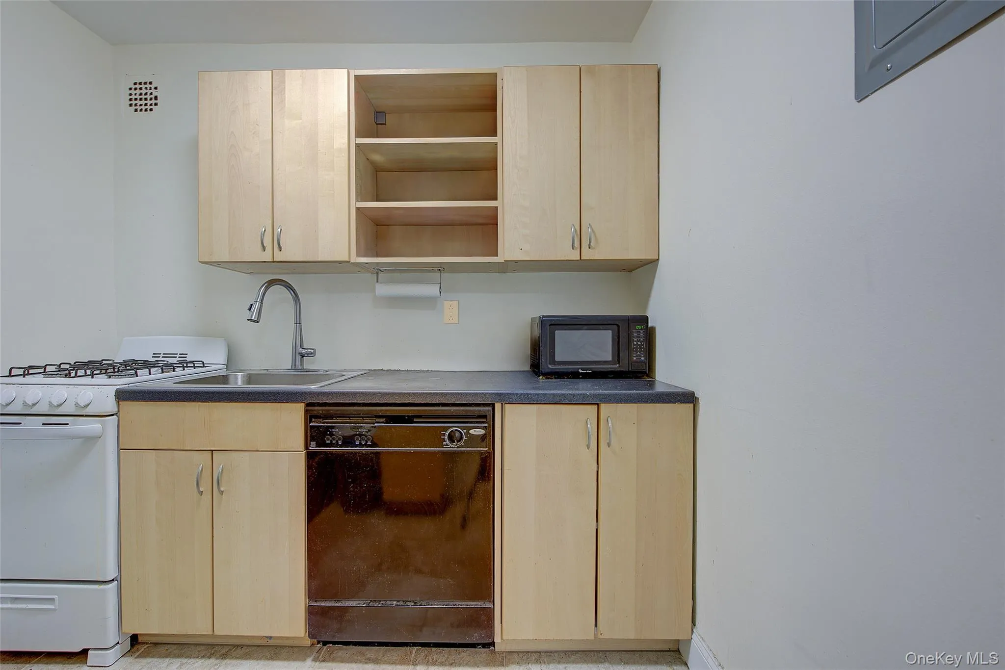 125-05 84th Avenue, New York, NY, 2 Rooms Rooms,1 BathroomBathrooms,Residential Sale,For Rent,84th,0,975671 125-05 84th Avenue, New York, NY, 2 Rooms Rooms,1 BathroomBathrooms,Residential Sale,For Rent,84th,0,975671