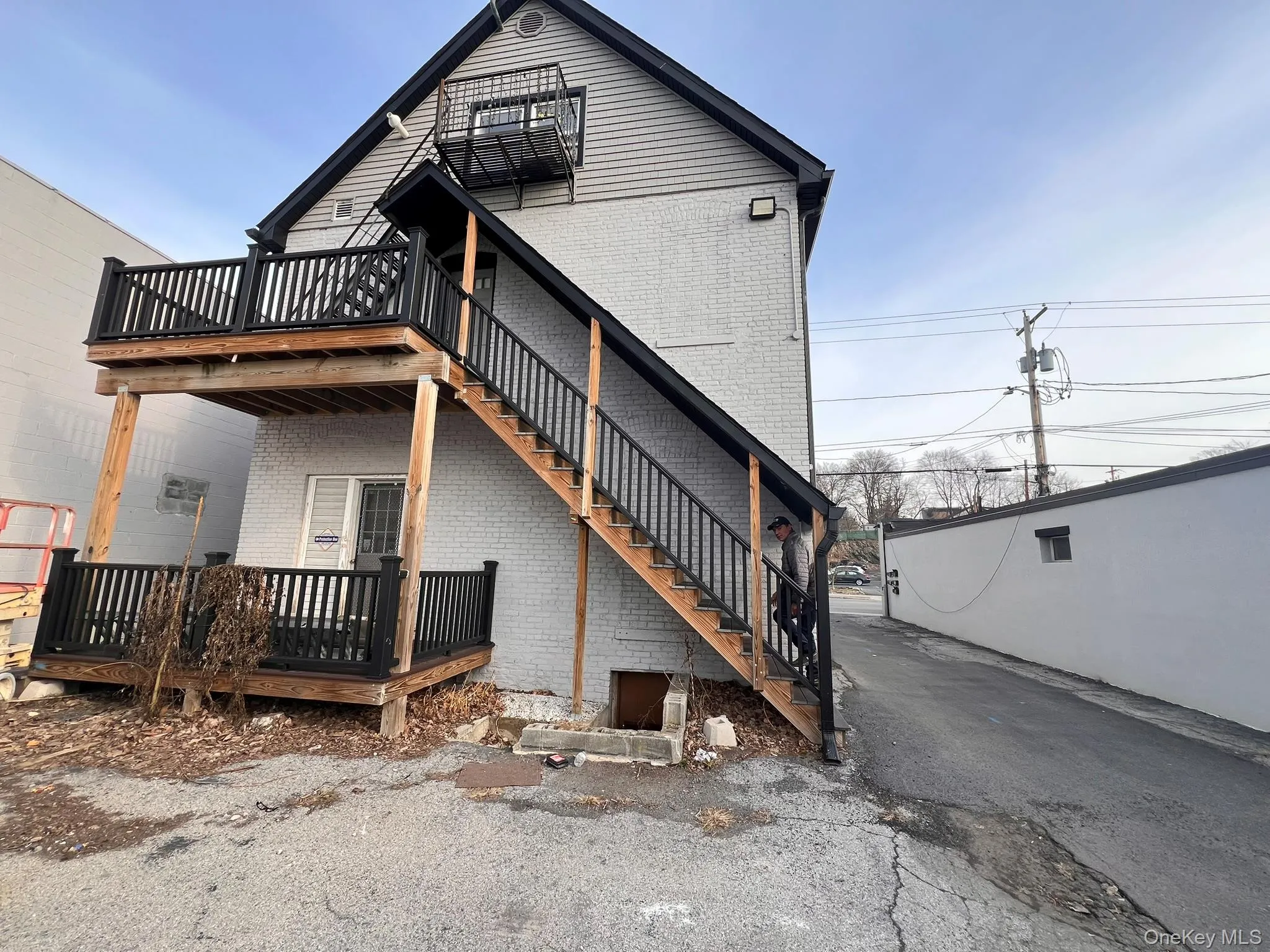 Back of the apartment with parking. Back of the apartment with parking.