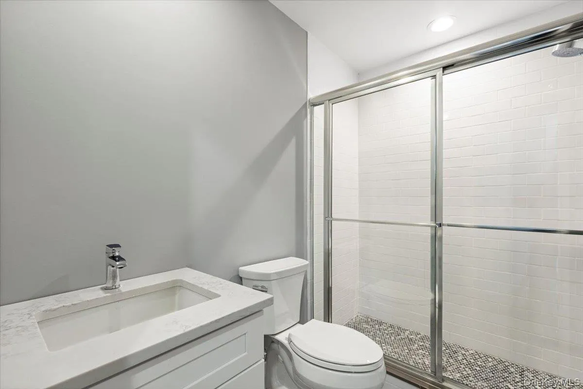 Updated full bathroom with clean, modern design. Updated full bathroom with clean, modern design.