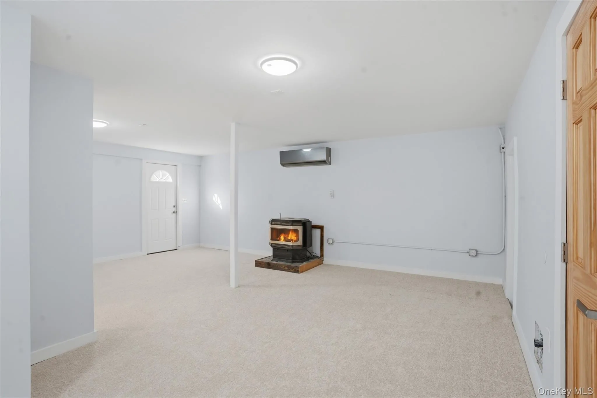 Bonus space with separate entrance on the first floor. Bonus space with separate entrance on the first floor.