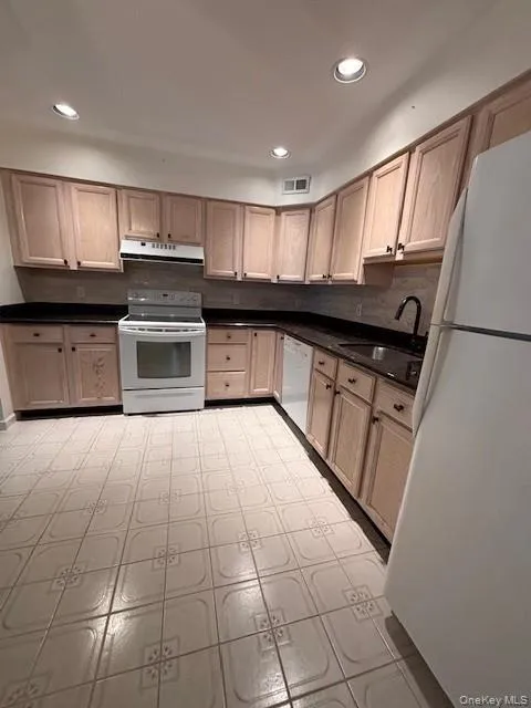 35 Deer Crossing Drive, Fishkill, NY, 1 Bedroom Bedrooms, 5 Rooms Rooms,1 BathroomBathrooms,Residential Lease,For Rent,Deer Crossing,0,976032 35 Deer Crossing Drive, Fishkill, NY, 1 Bedroom Bedrooms, 5 Rooms Rooms,1 BathroomBathrooms,Residential Lease,For Rent,Deer Crossing,0,976032