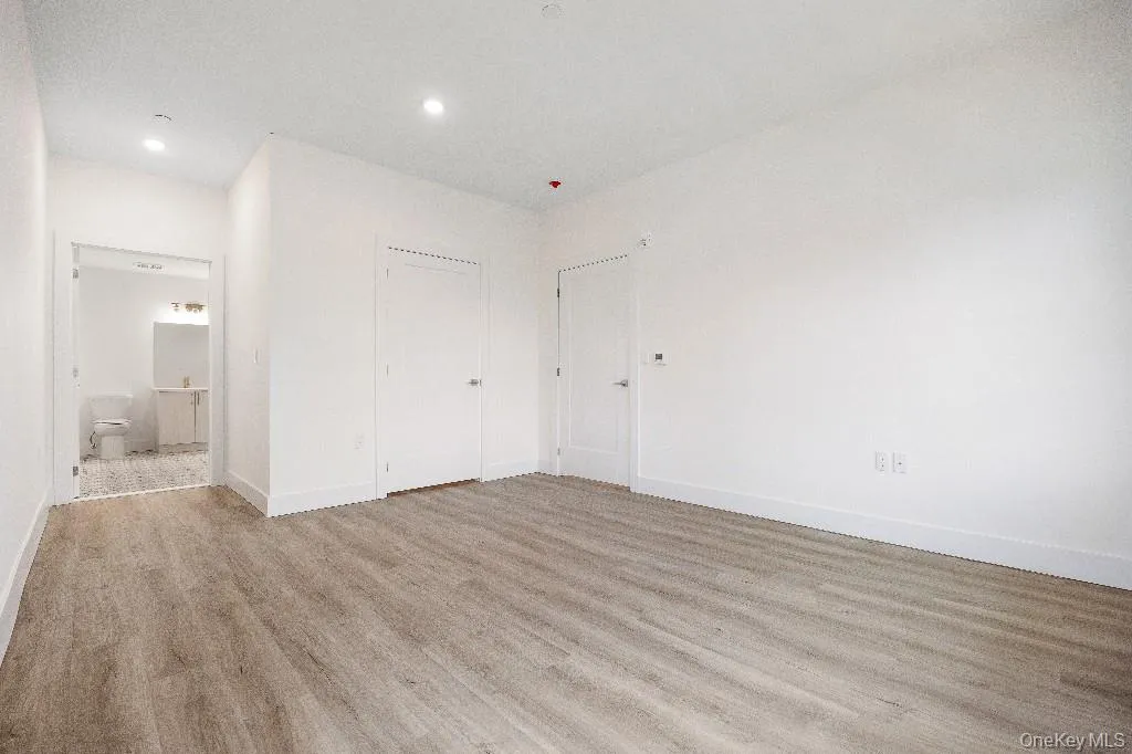 Please note: Photos shown are of another unit within the same complex and may vary slightly from the actual apartment. Please note: Photos shown are of another unit within the same complex and may vary slightly from the actual apartment.